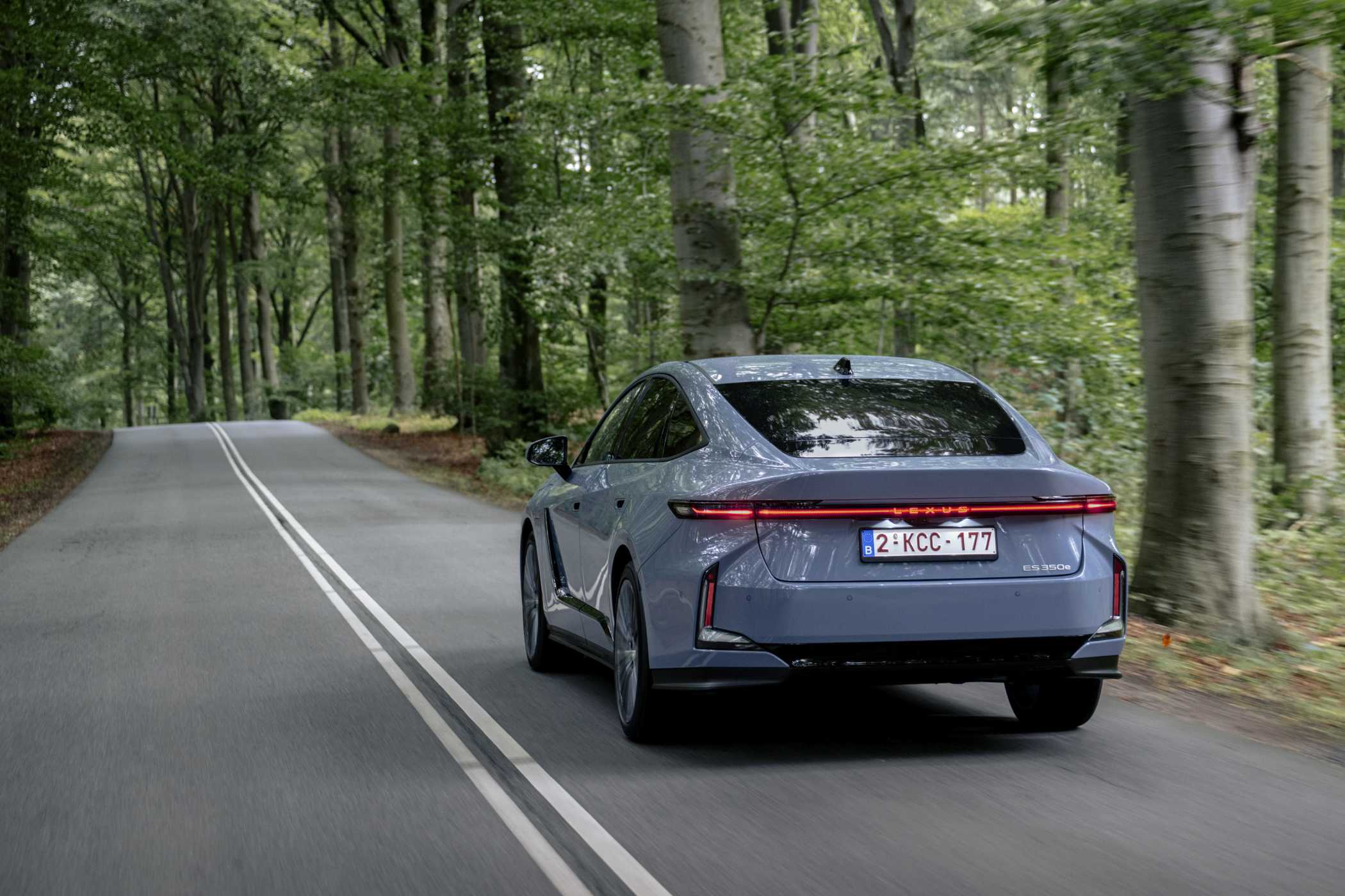 Die Heckpartie wird durch ein durchgehendes Leuchtenband mit Lexus-Schriftzug geprägt.| Foto: Toyota