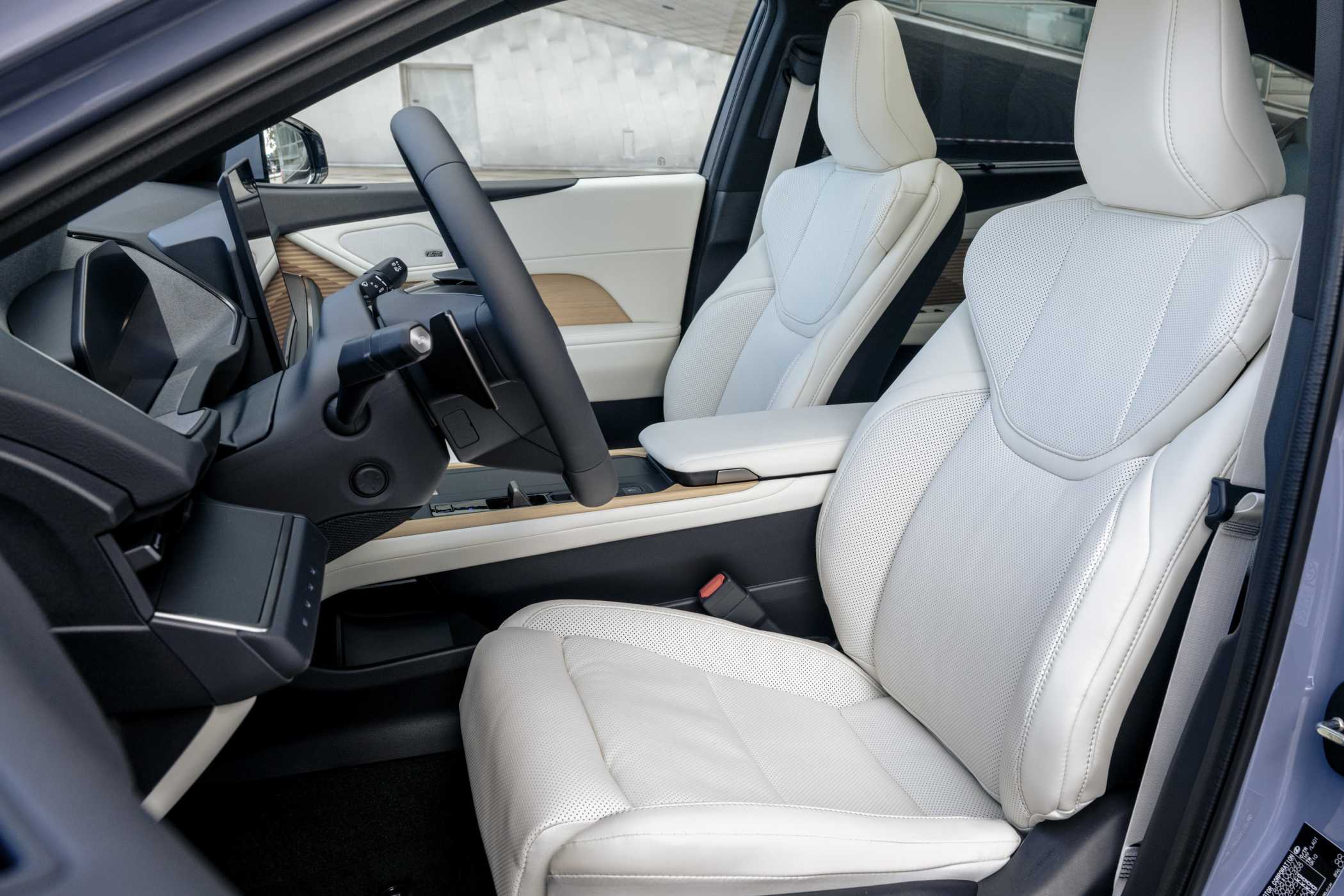 Im gesamten Innenraum kommen hochwertige Materialien und sorgfältig verarbeitete Oberflächen zum Einsatz.| Foto: Toyota