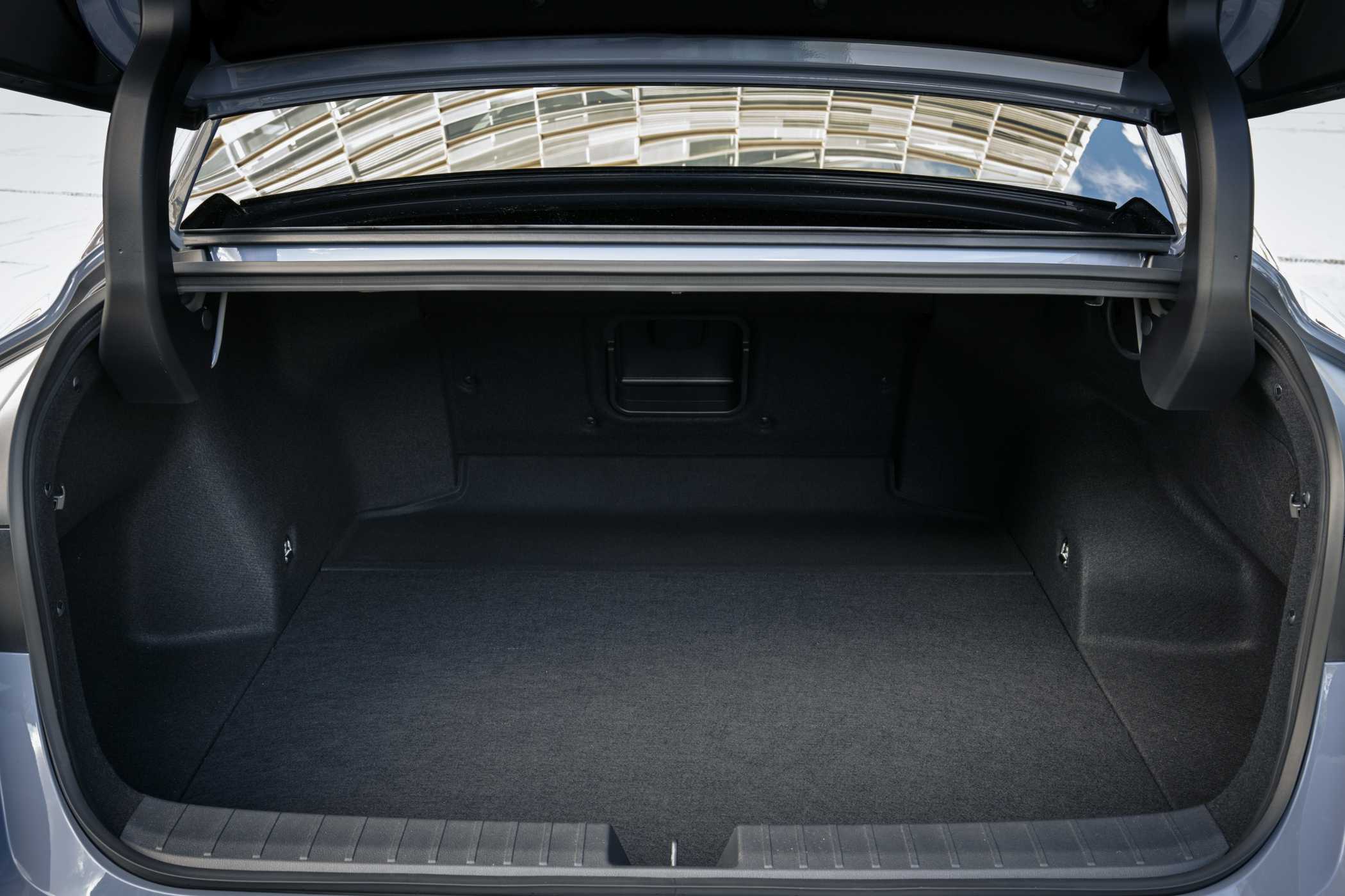 Der BEV bietet nun 517 Liter, der Hybrid 493 Liter Kofferraumvolumen - laut Toyota genug für vier Golftaschen! | Foto: Toyota