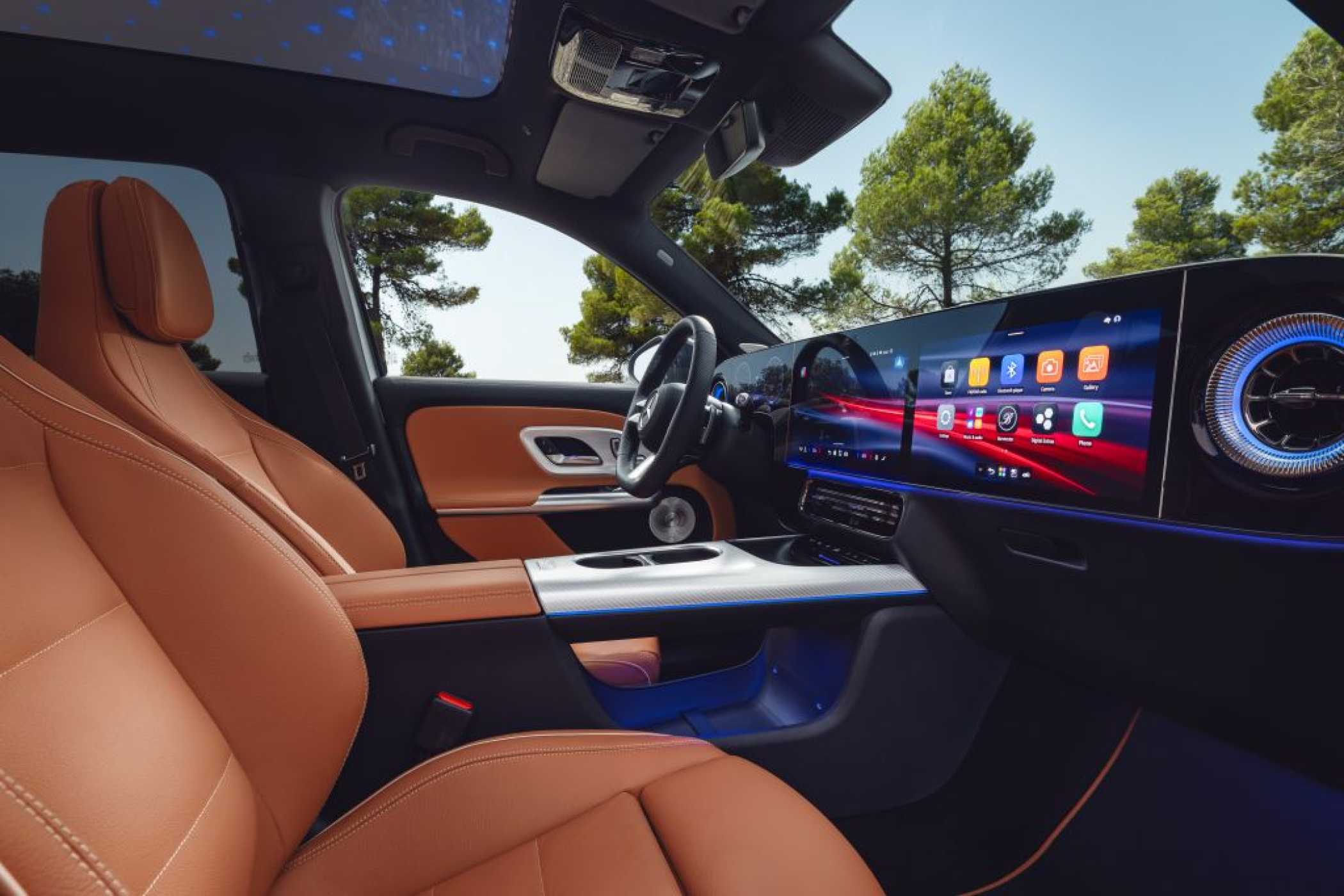 GLB'de de Mercedes-Benz ekran duvarını kuruyor. | Fotoğraf: Mercedes-Benz