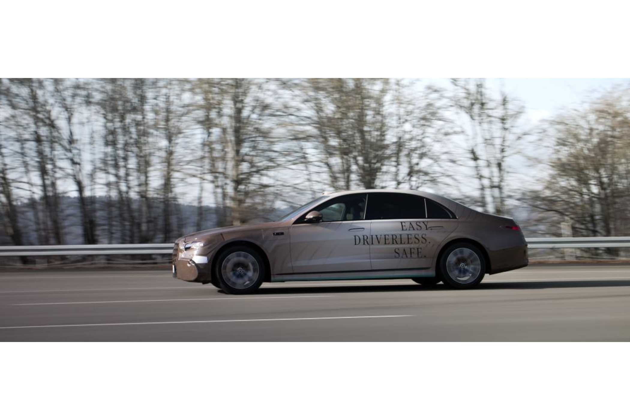 Kamusal yolda Seviye-4 yetenekli bir aracın test sürüşü, otonom mobilite hizmetlerinin geliştirilmesi kapsamında. | Fotoğraf: Mercedes-Benz AG