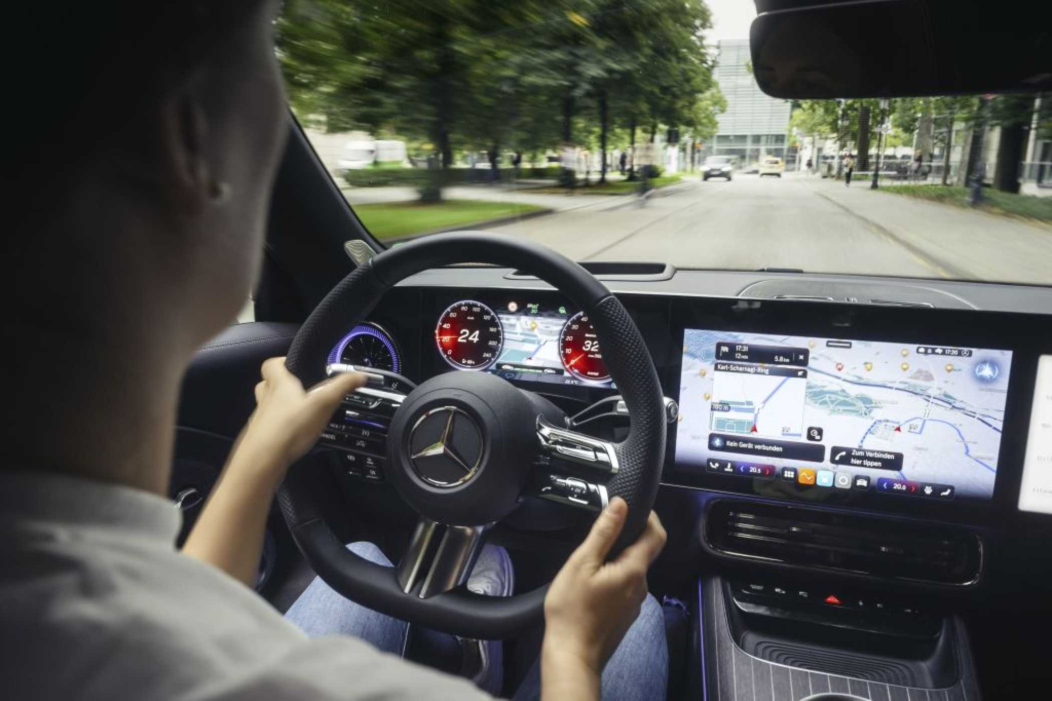 Per Tastendruck wird das System aktiviert. | Foto: Mercedes-Benz