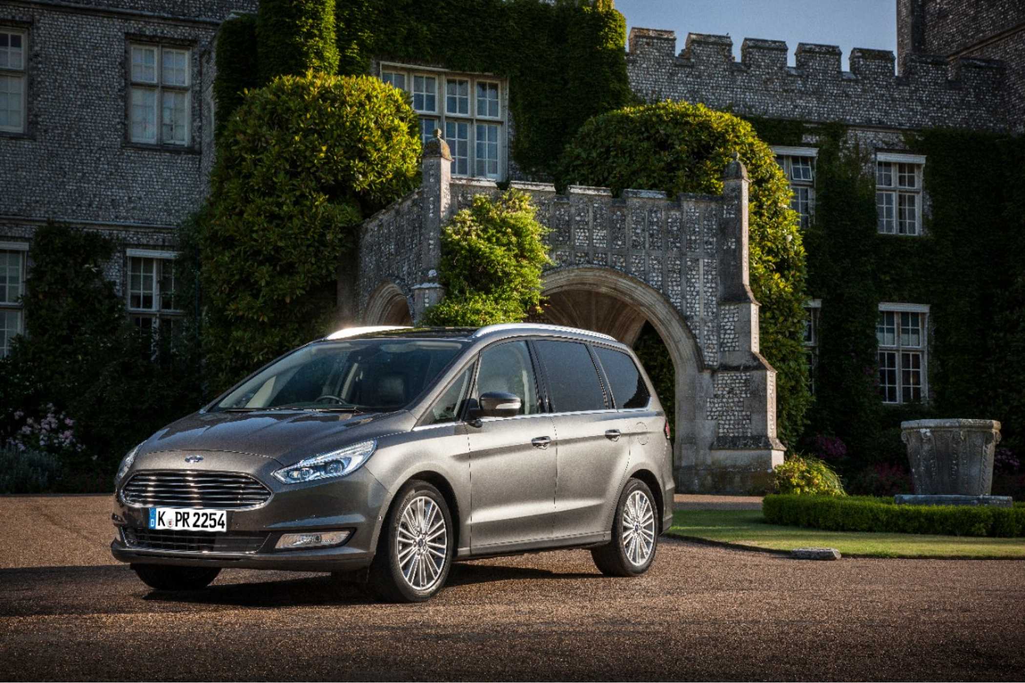 ... den Galaxy. Alle drei hatten gutes Taxi-Format.| Foto: Ford
