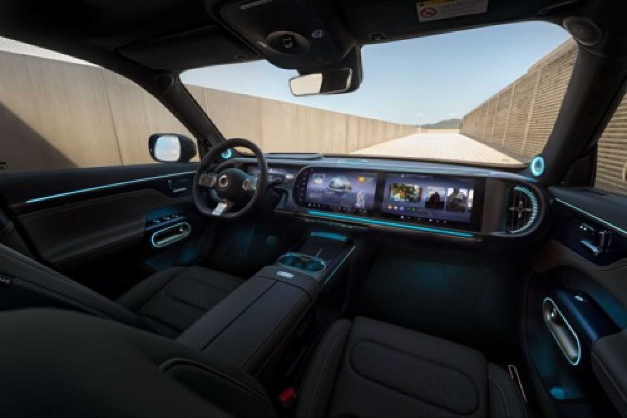 Im Interieur setzt man auf breitlaufende Displays und allerhand Gadgets - und auf runde Formensprache. (Foto: Smart)