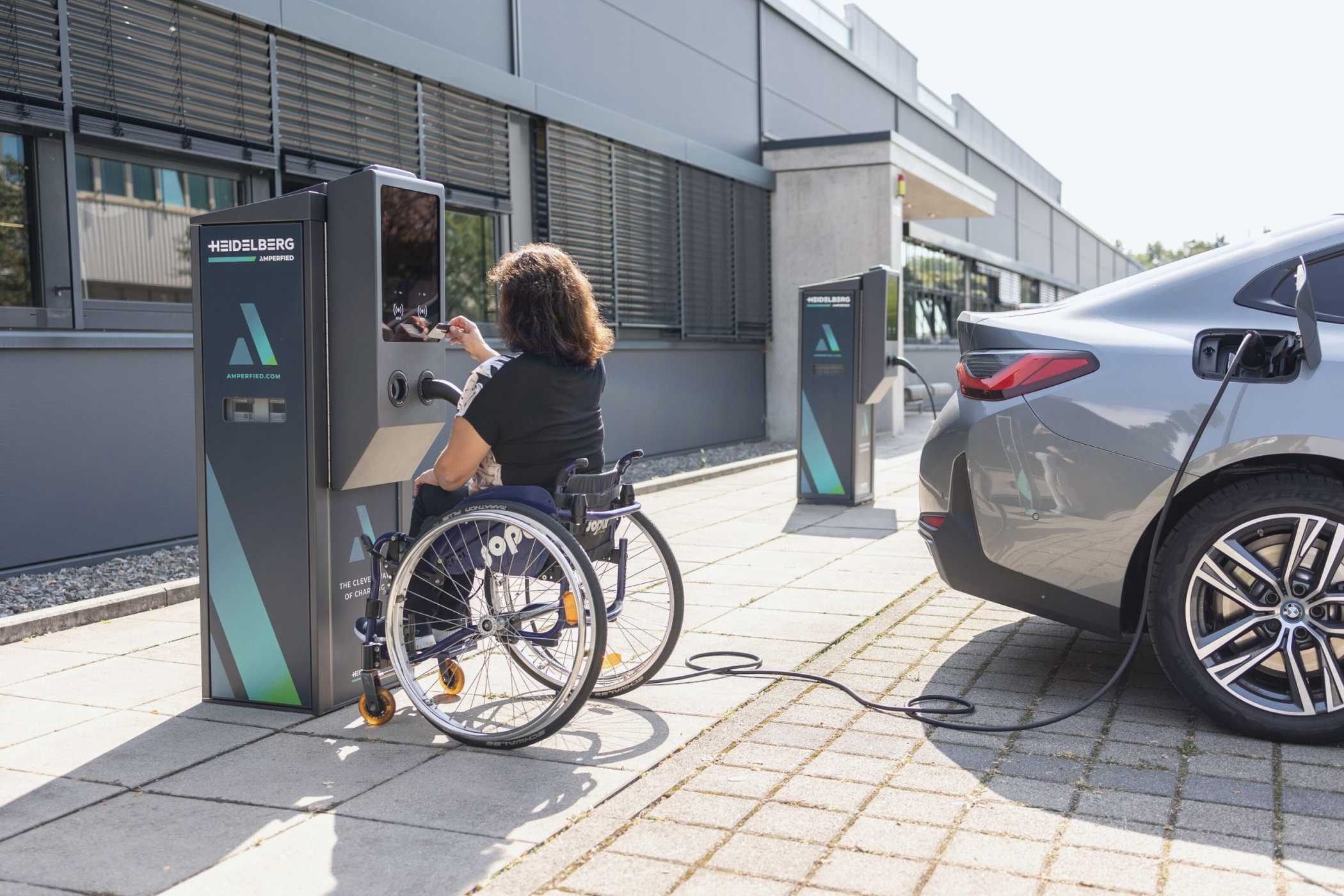 Die eichrechtskonforme AC-Ladesäule Amperfied connect.public verfügt über zwei barriefrei zugängliche Ladepunkte mit bis zu 22 kW. | Heidelberg Amperfied