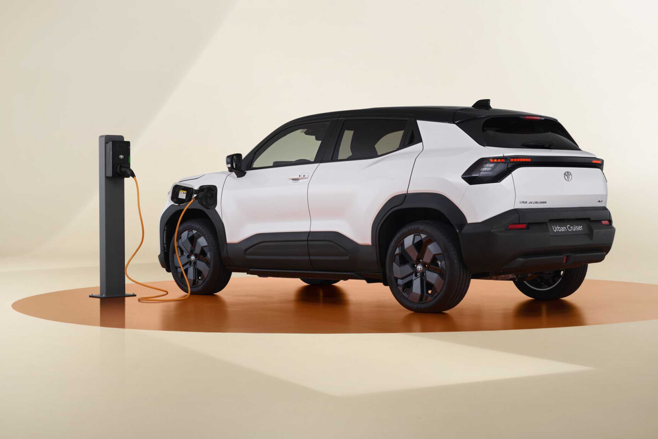 Üretici, kendi şarj ünitesiyle de destek sağlıyor. | Foto: Toyota