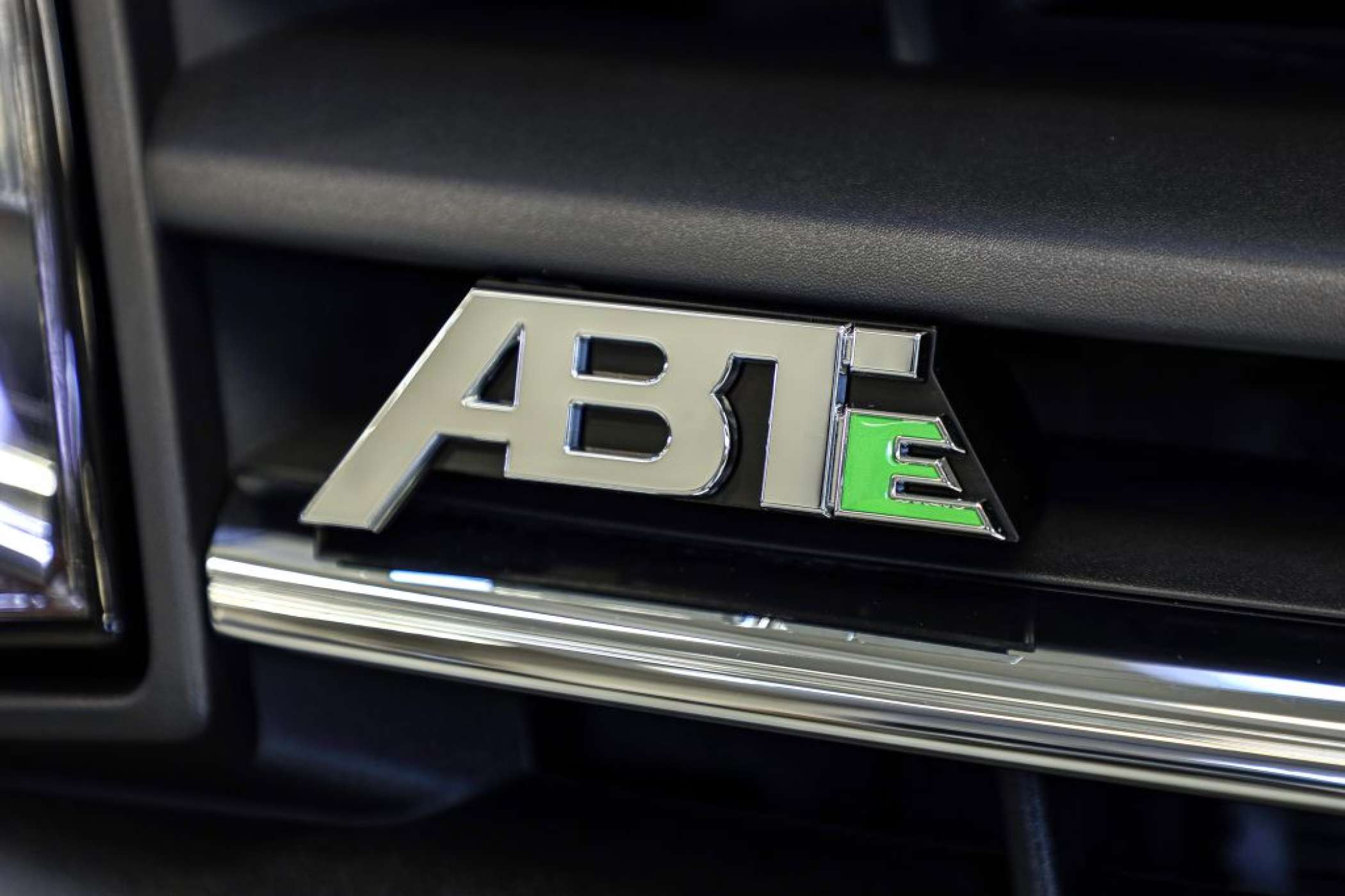 Kennzeichen "E": Nur ein kleines Signet in der Front und am Heck macht von außen auf die Elektrifizierung aufmerksam. | Foto: ABT e-Line