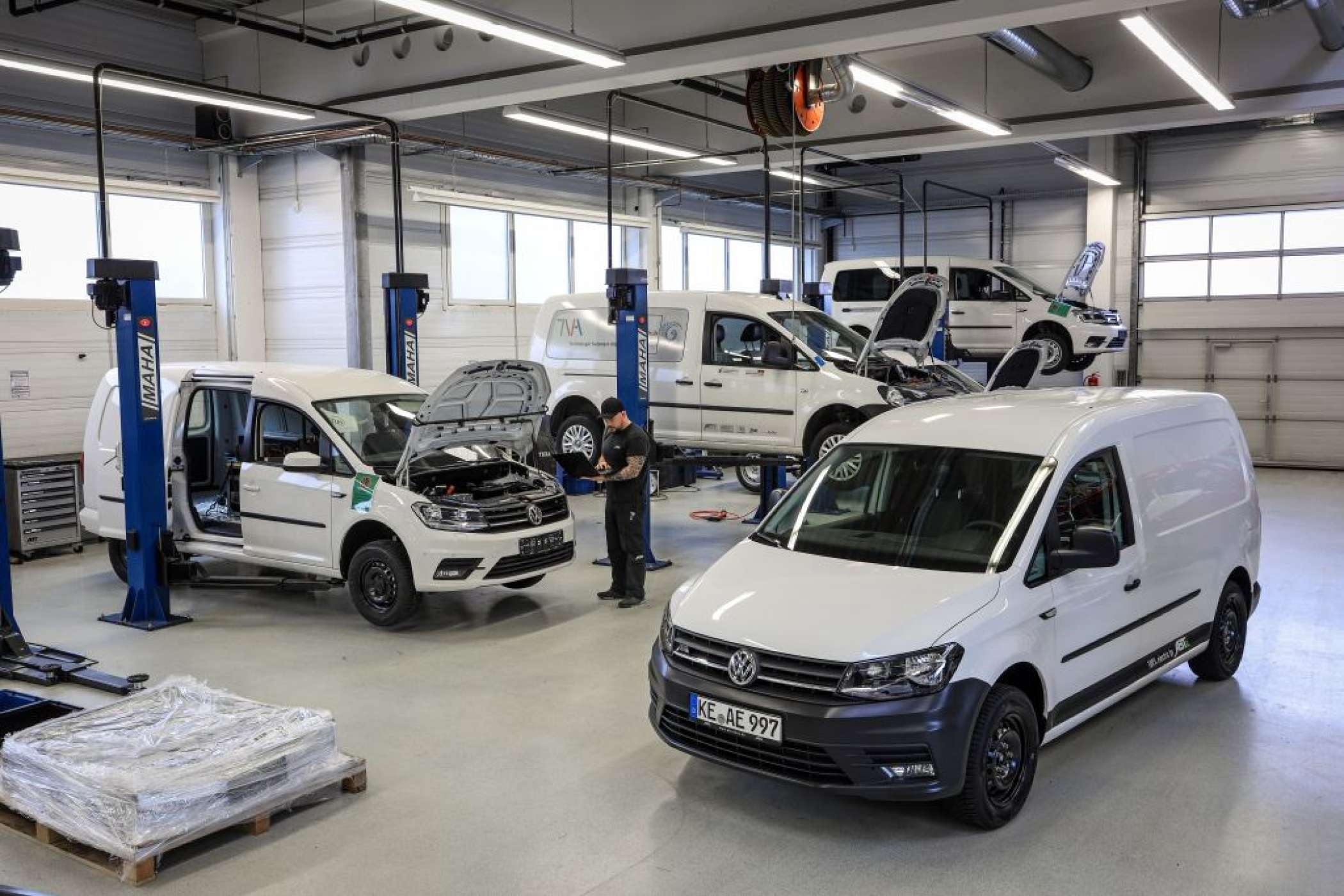 Gut (um)gerüstet: Die elektrifizierten VW-Vans durchlaufen ein strenges Test- und Prüfprozedere bei ABT in Kempten, das bis hin zu Pfahlcrashversuchen reicht. | Foto: ABT e-Line