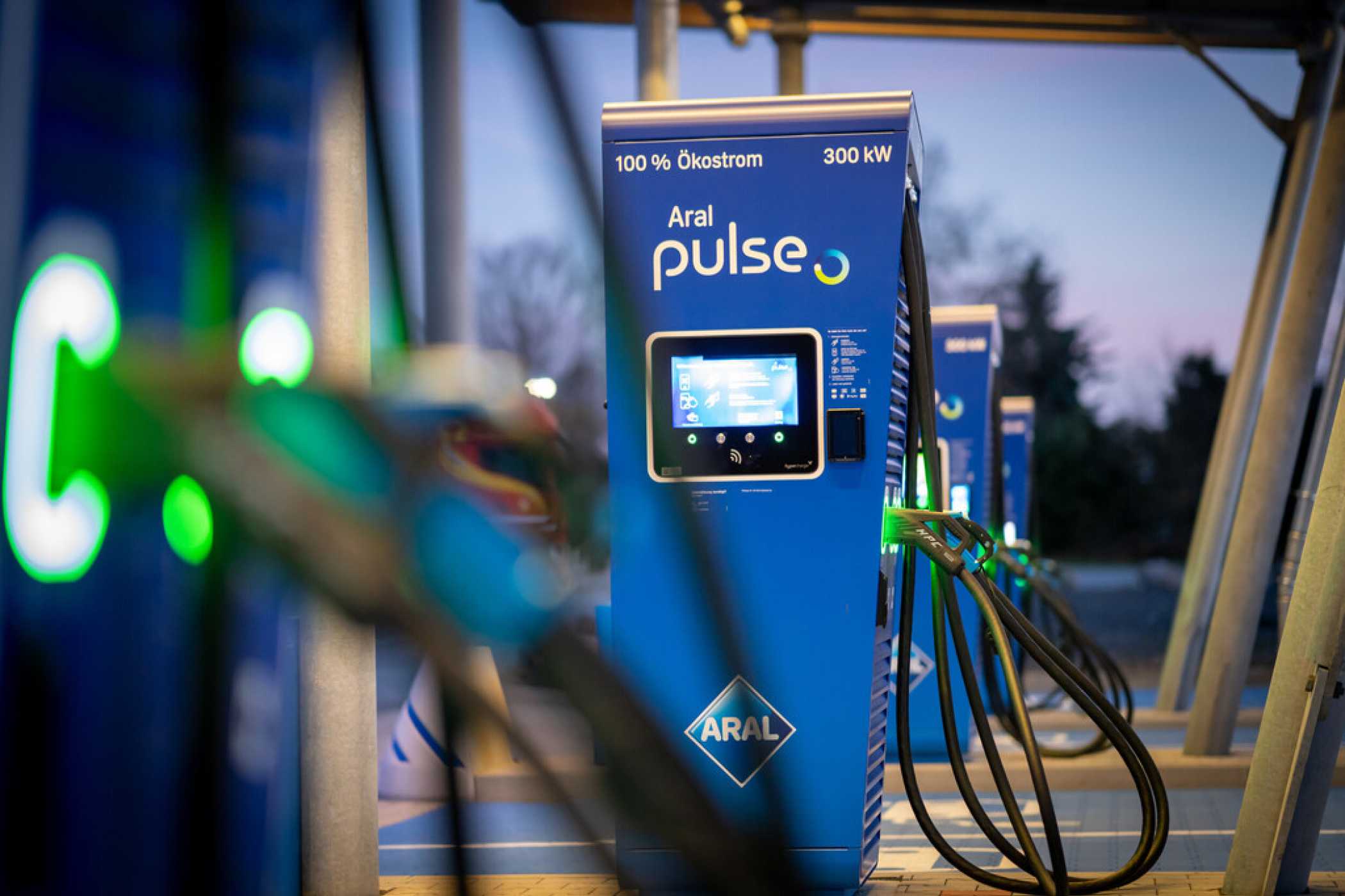 Mit Aral "pulse" bietet man auch "Stromtankstellen" an, die derzeit massiv ausgebaut werden.  | Foto: Aral