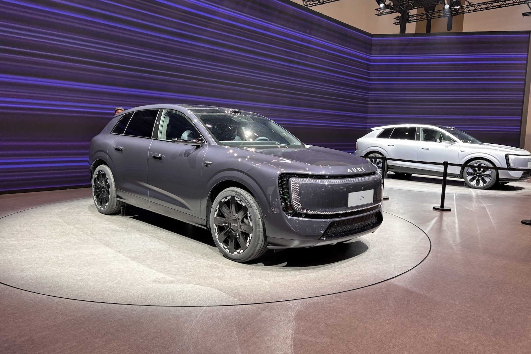 Optisch bleibt die Nähe zu Q4 e-tron und Co in der Seitenansicht...| Foto: Press Inform