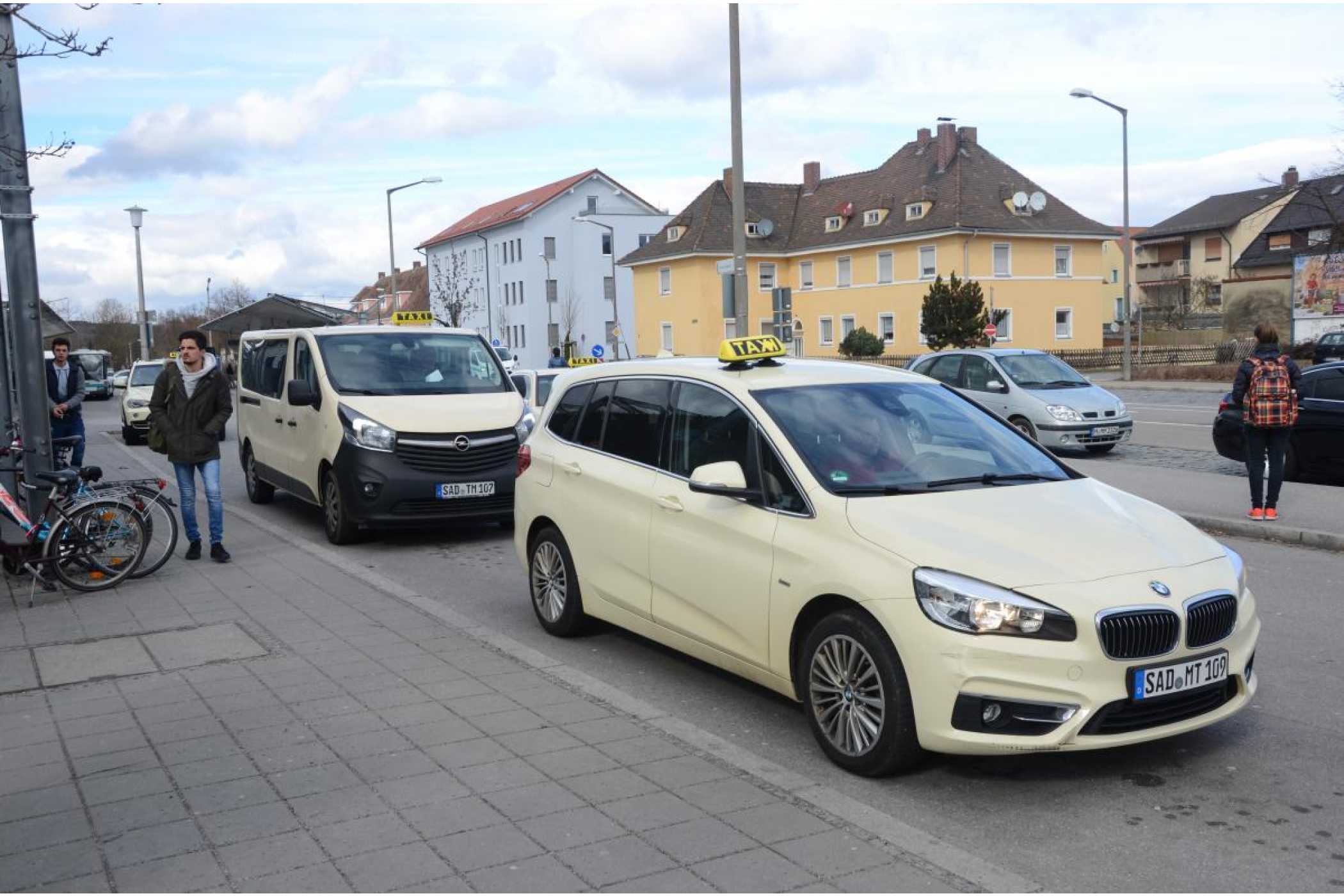 Der Schwandorfer Taxiunternehmer Thomas Merl möchte weitere BMW 2er Grand Tourer als Taxi beschaffen. (Foto: Dietmar Fund)