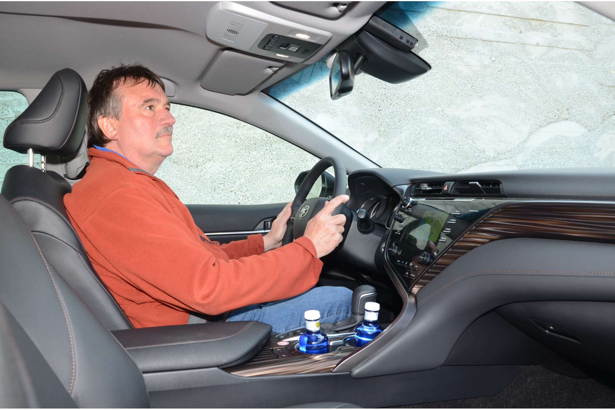 Der Arbeitsplatz im neuen Camry ist fast so hochwertig wie im höher positionierten Lexus ES gestaltet. Leider ist die Bedienung in manchen Punkten gewöhnungsbedürftig und die Sprachbedienung ist umständlich. (Foto: Dietmar Fund)