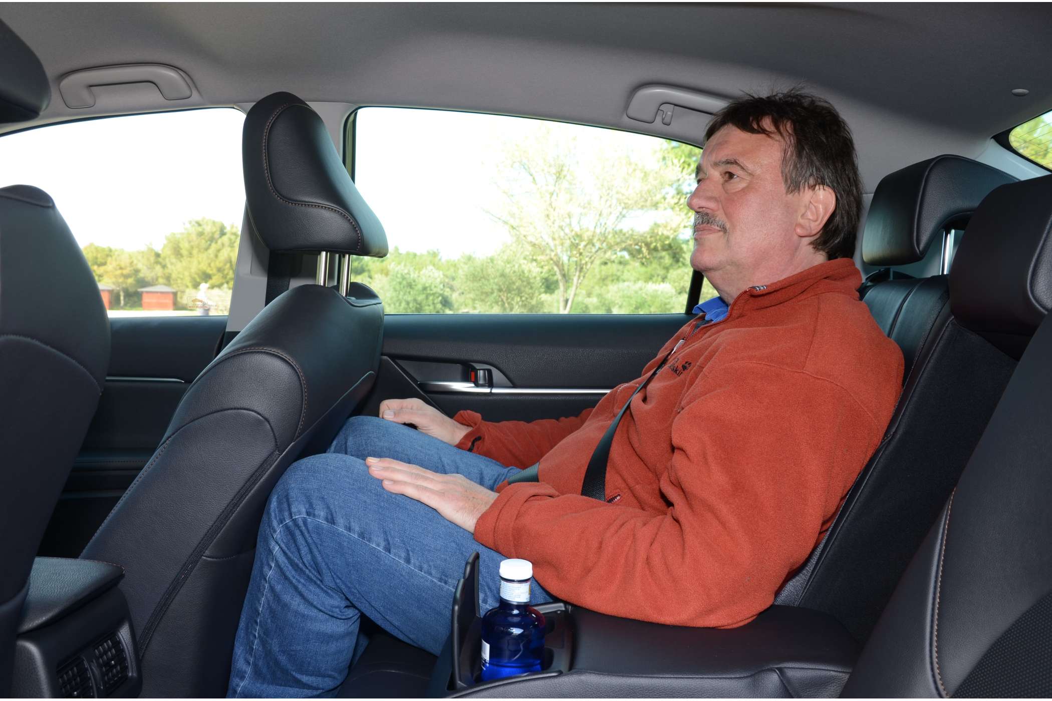 Auch hinter dem ganz unten und hinten stehenden Beifahrersitz haben große Fahrgäste noch guten Fußraum, eine gute Kniefreiheit und trotz der niedrigen Dachlinie noch Luft über dem Scheitel. (Foto: Dietmar Fund)