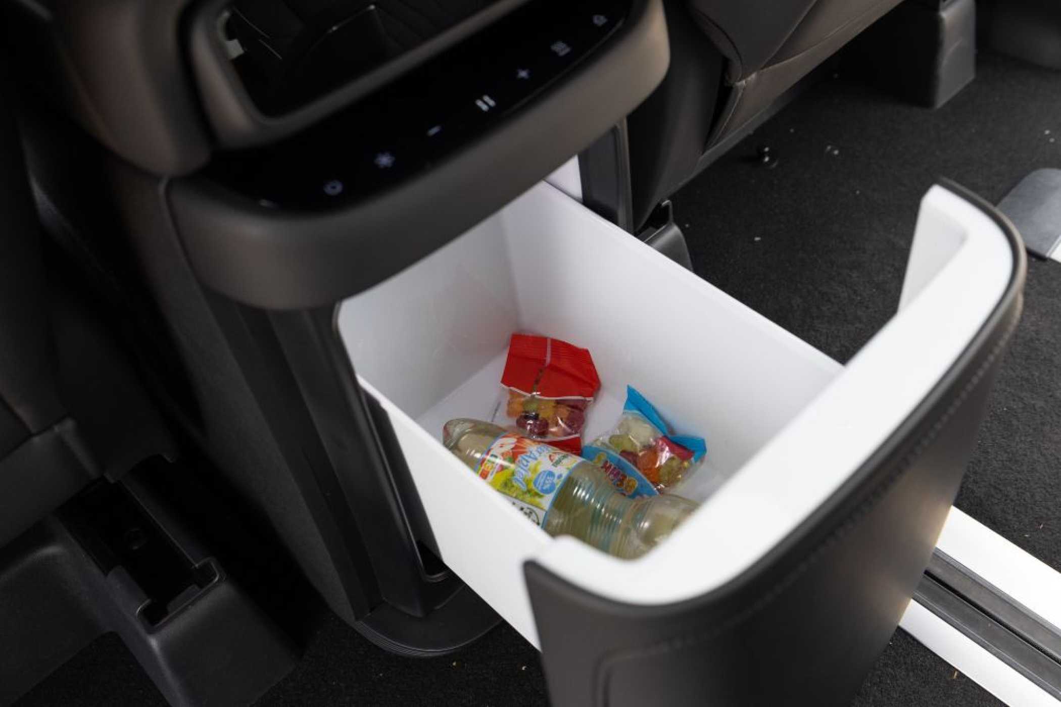 Zwischen den Vordersitzen gibt es auch eine Kühlbox. | Foto: Marioroman/Xpeng