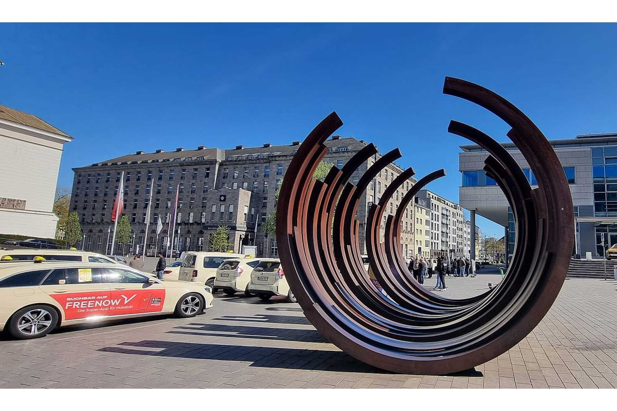 Mercatorhalle'de (sol.) bir şehir meclisi toplantısı yapıldı.| Fotoğraf: Cetin