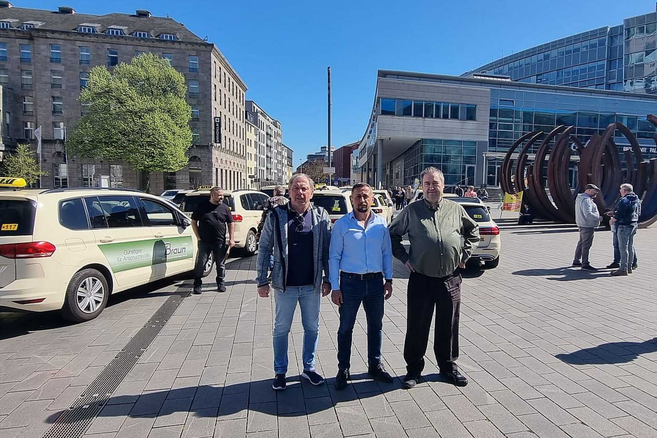 Demo yine Duisburg Taksi Merkezi tarafından organize edildi - soldan sağa: F. Wittig, I. Koyuncu, F. Cetin.| Foto: Cetin
