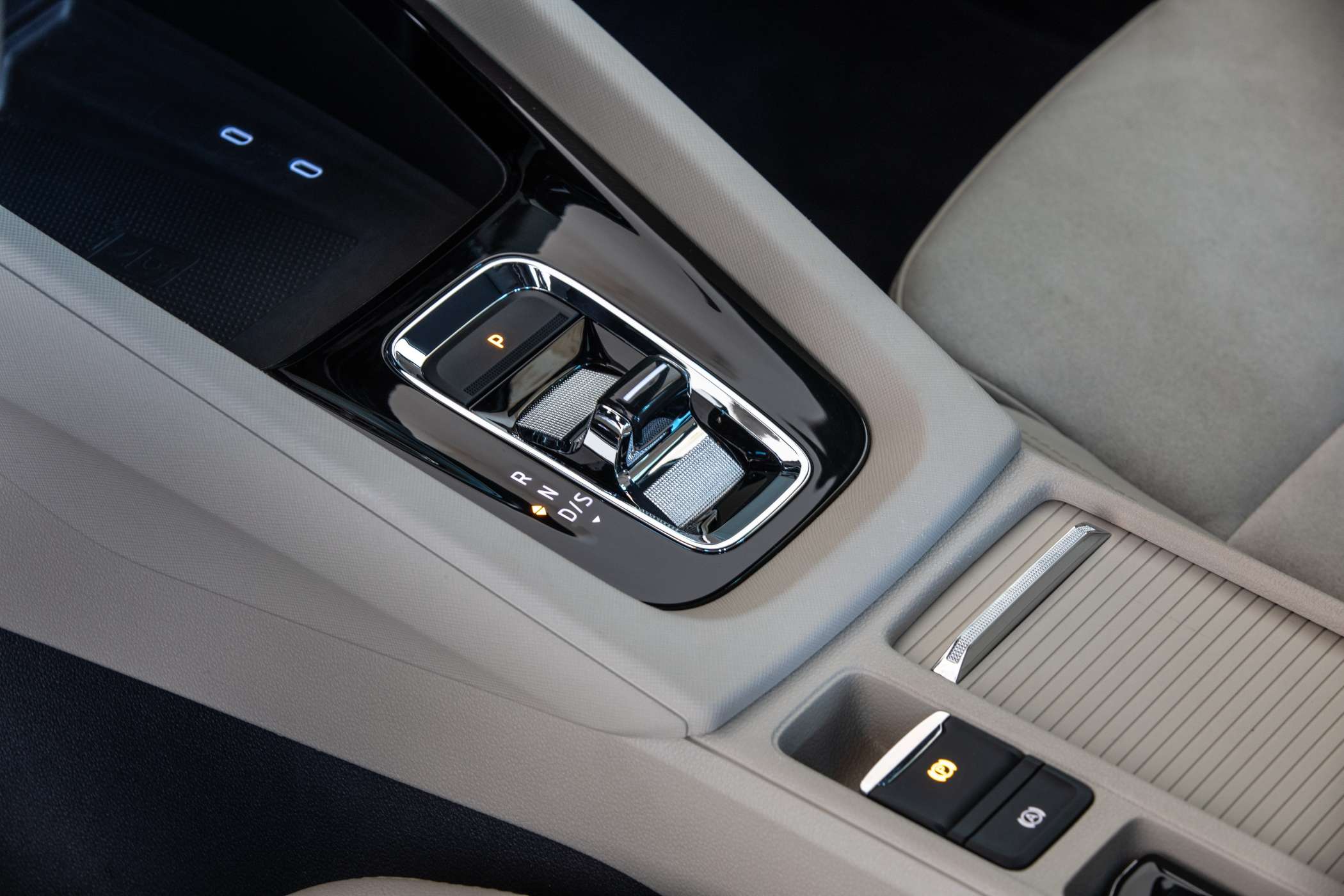 Schlanker und hochwertiger: Die Mitteklkonsole mit DSG, das per Shift-by-wire bedient wird. | Foto: Skoda Auto