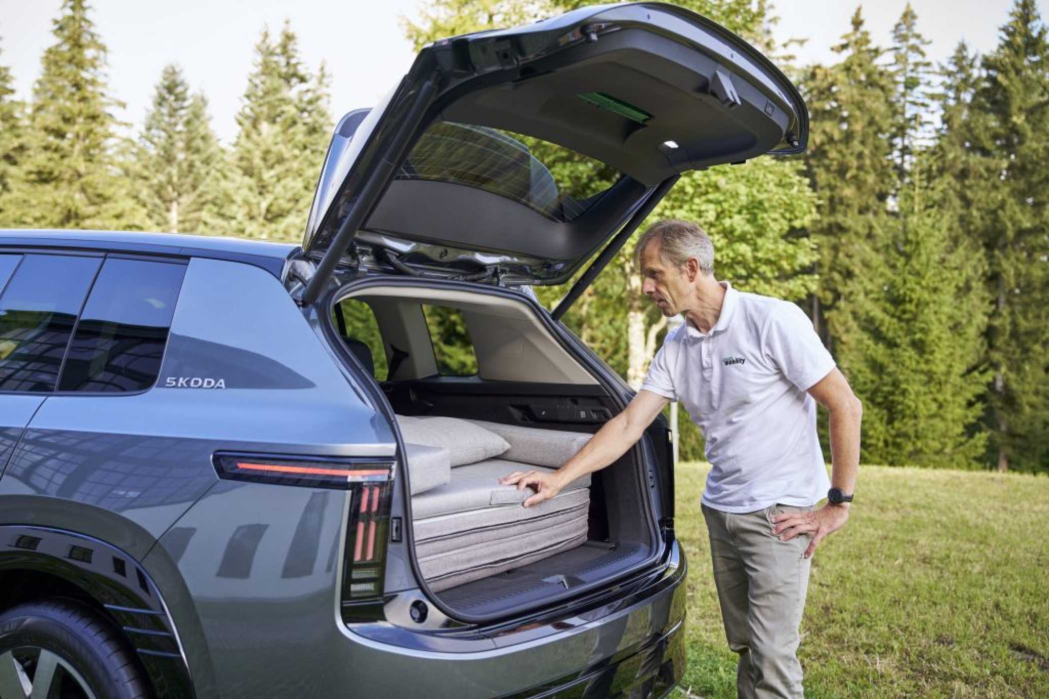 Der große Kofferraum schluckt auch die Faltmatratze locker. Weit aufschwingender Deckel. | Foto: Skoda
