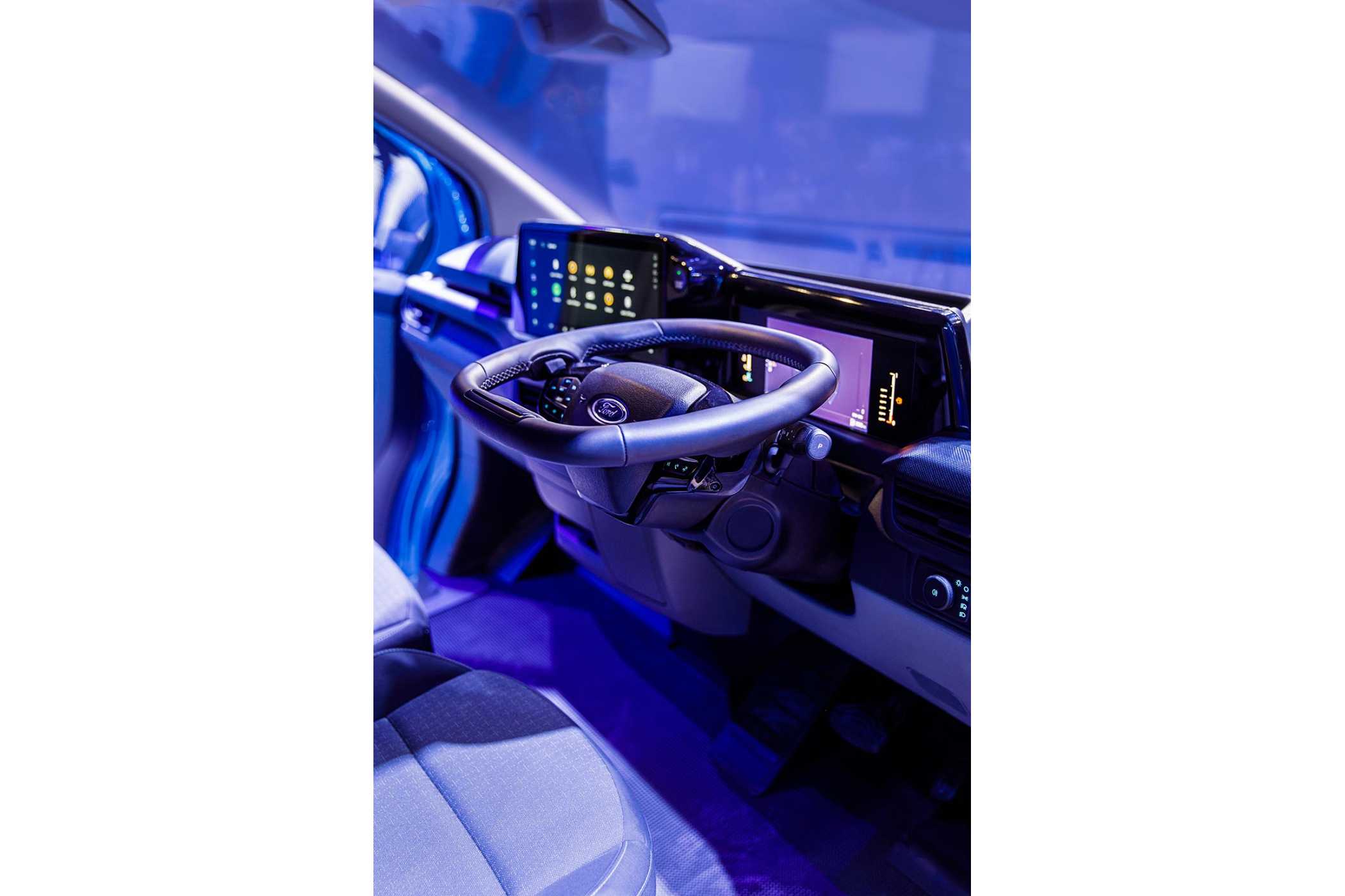 Cleveres Feature: Hochstellbares Lenkrad, das den Custom zum mobile Office macht. | Foto: Ford Pro
