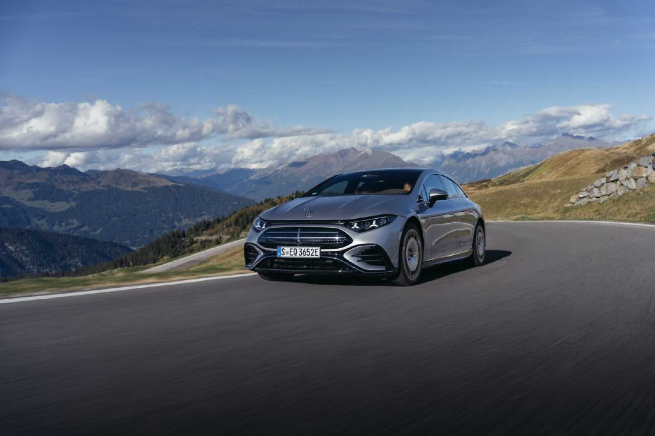 Teile des Jaufenpasses waren frisch geteert, sein Fahrwerksqualitäten konnte der EQS aber vor allem auf den schlechten Straßenabschnitten unter Beweis stellen. | Foto: Mercedes-Benz
