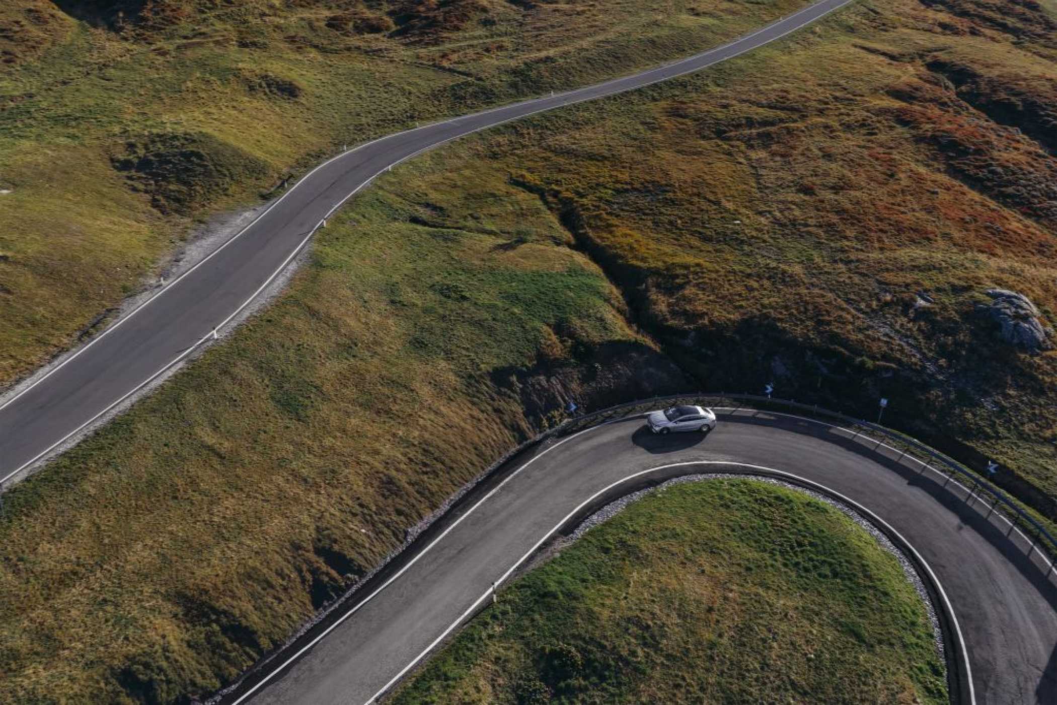 Insgesamt bewegte wir den EQS fast 100 Kilometer ausschließlich auf Passstraßen. | Foto: Mercedes-Benz