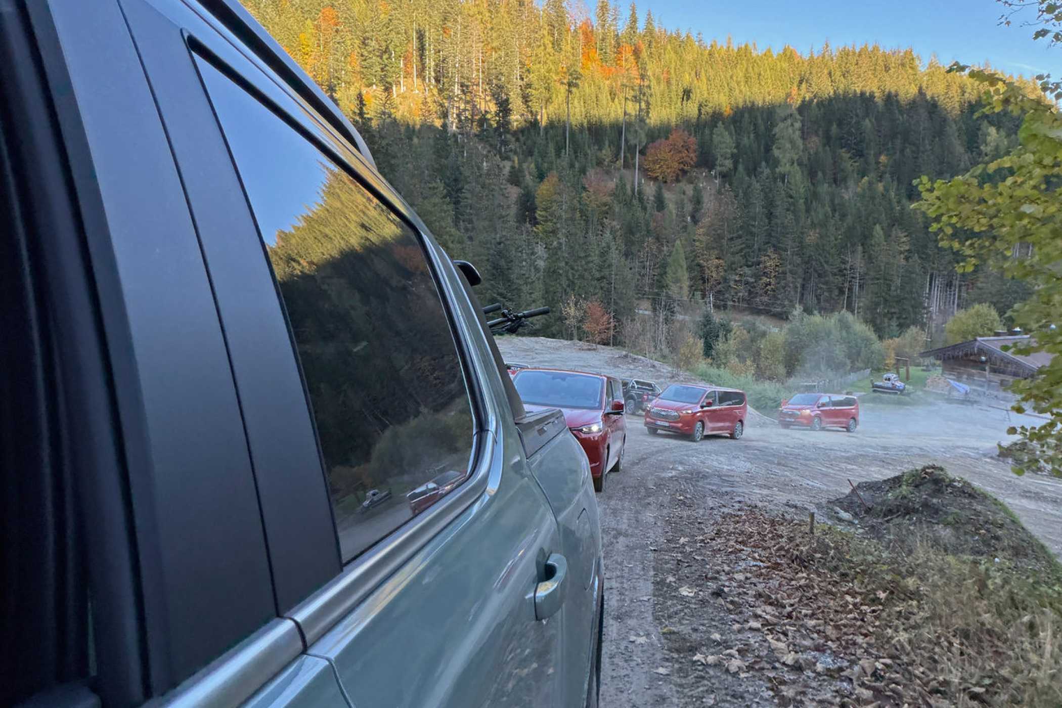 Wie Bergziegen erklimmen die Fords das Gelände.| Foto: Ford