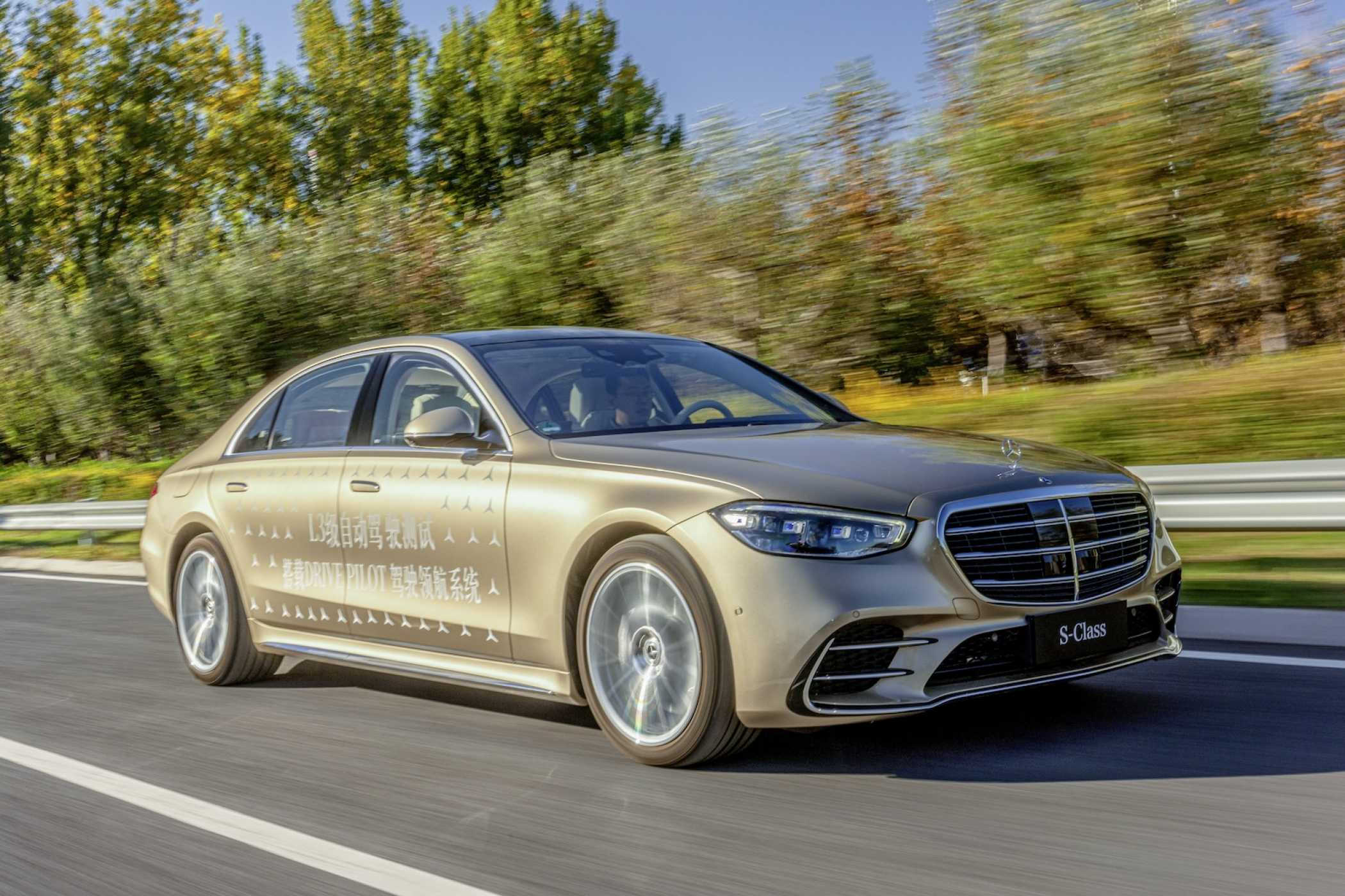 Goldener Drache im Autonomiemodus: Die S-Klasse im autonomen Fahrmodus. (Foto: Mercedes-Benz)