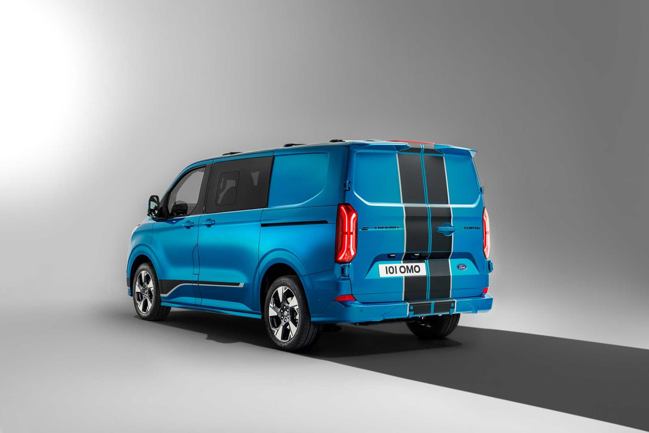Blaue Streife: Die Sportversion setzt auf die traditionelle Streifenlackierung. | Foto: Ford Pro