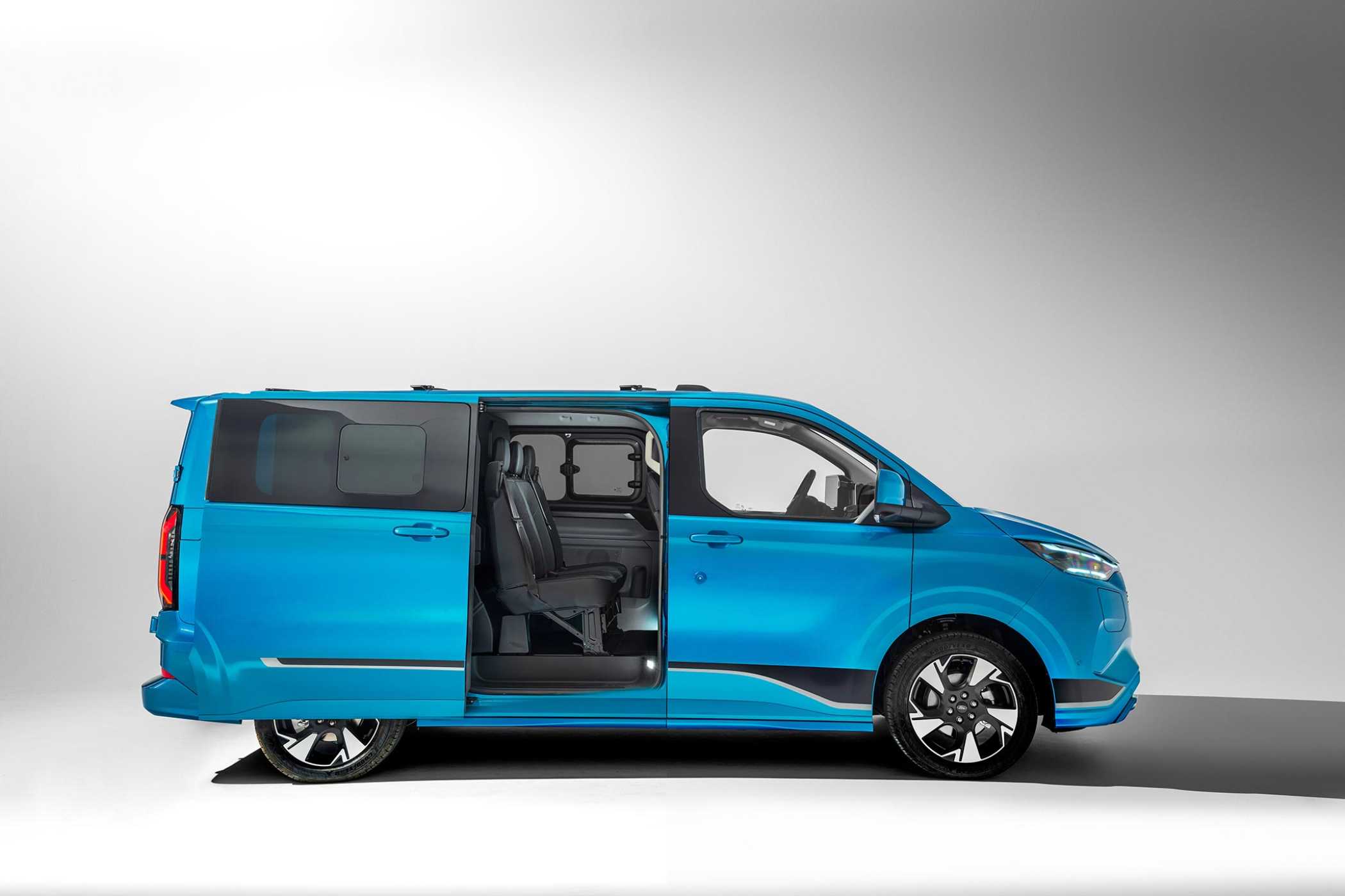 Auch eine Sport-Variante sowie eine Doka-Kasten ist verfügbar. | Foto: Ford Pro