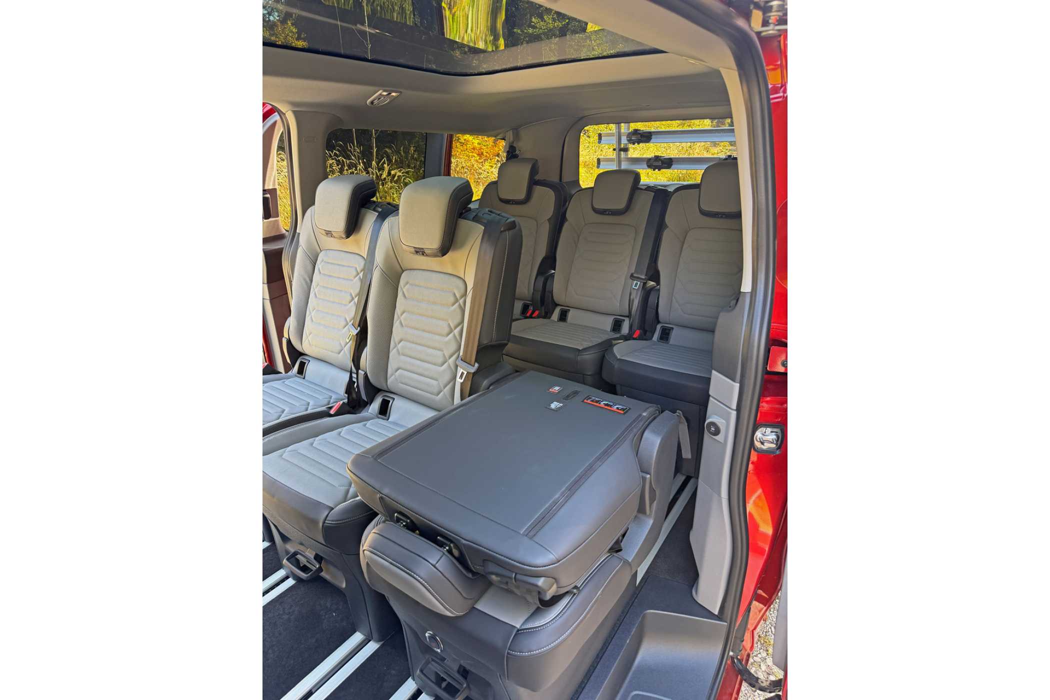 Bis zu neun Sitzplätze machen den Ford zum idealen Shuttle-Bus.| Foto: Ford