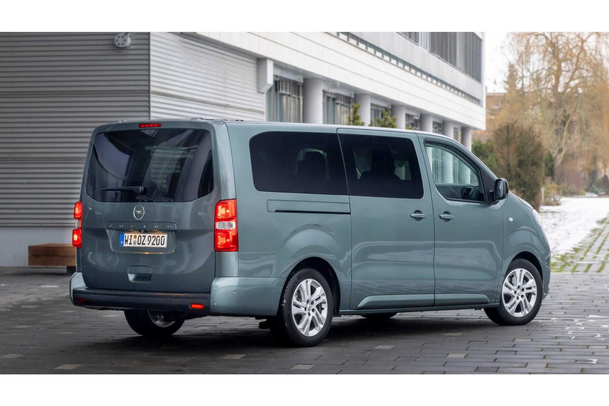 Zafira, taksi ve shuttle kullanımında değişken bir arka koltuk alanı ve bagaj için geniş bir yükleme bölmesi sunar. | Fotoğraf: Opel