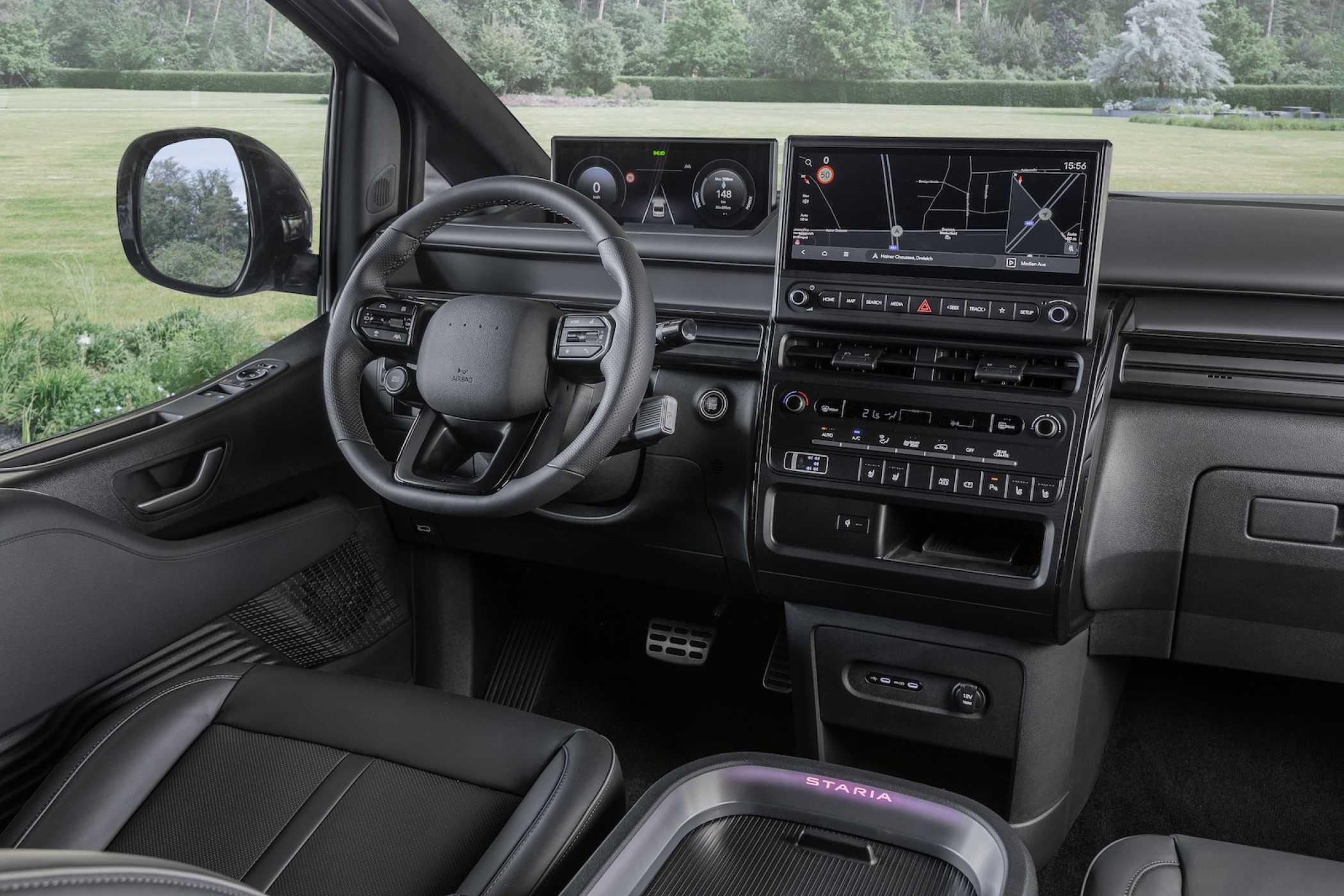 Raumschiffcockpit: zwei Bildschirme und viele "echte" Tasten - so lässt sich vieles intuitiv bedienen.| Foto: Hyundai