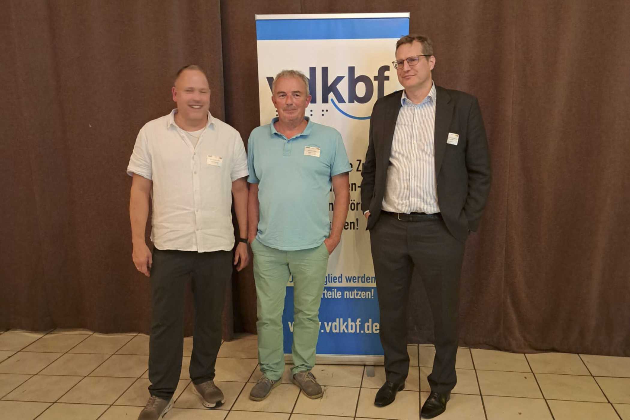 (v. li. nach re.) Adrian Blaschke und Stefan van Asch vom vdkbf mit Rechtsanwalt Dr. Tim Unger, der über das Beitragssatzstabilisierungsgesetz und dessen Folgen referierte. Foto: TMV