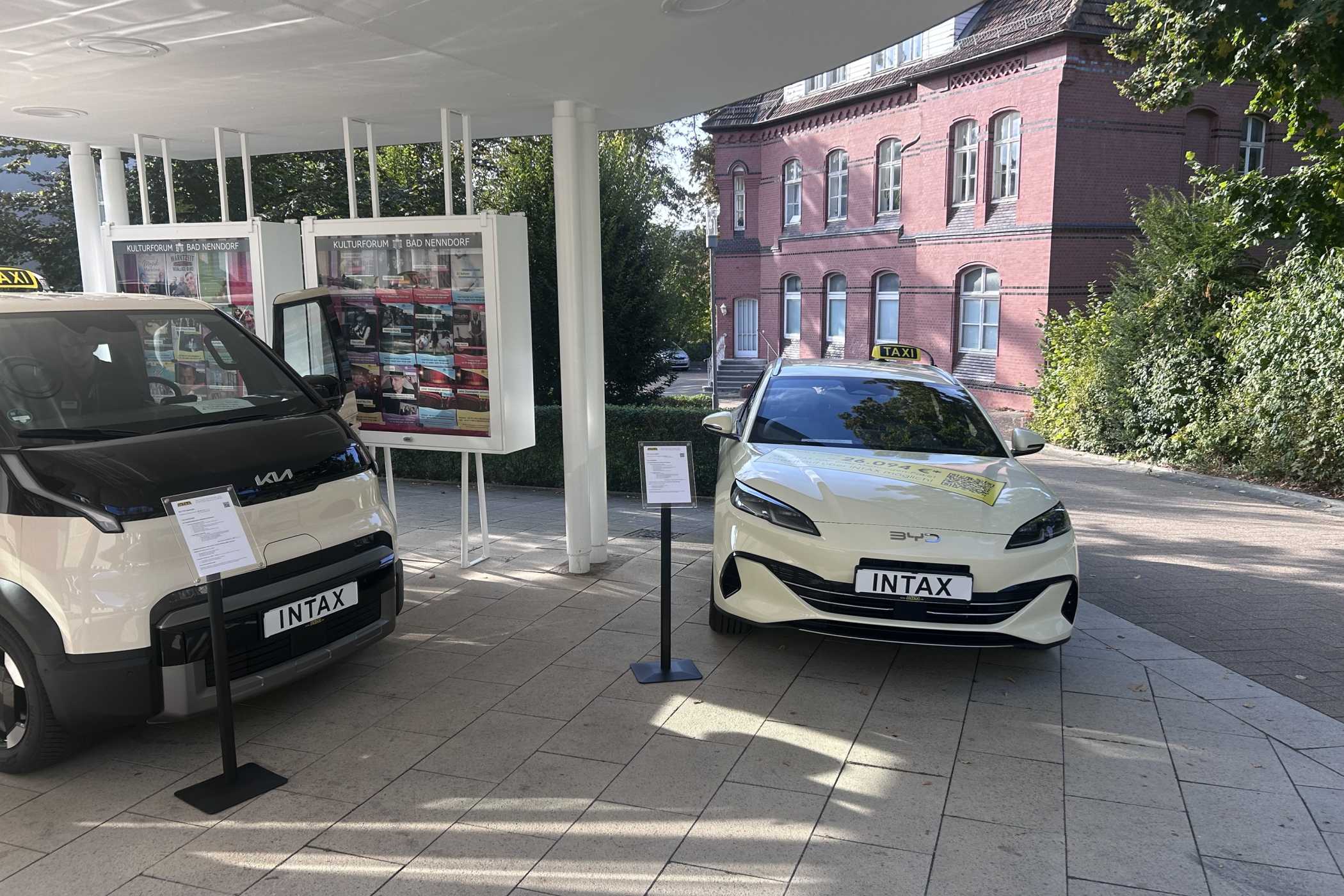 Eleven display vehicles complemented the technical program of the Lower Saxony Taxi and Rental Car Day 2026. | Photo: GVN