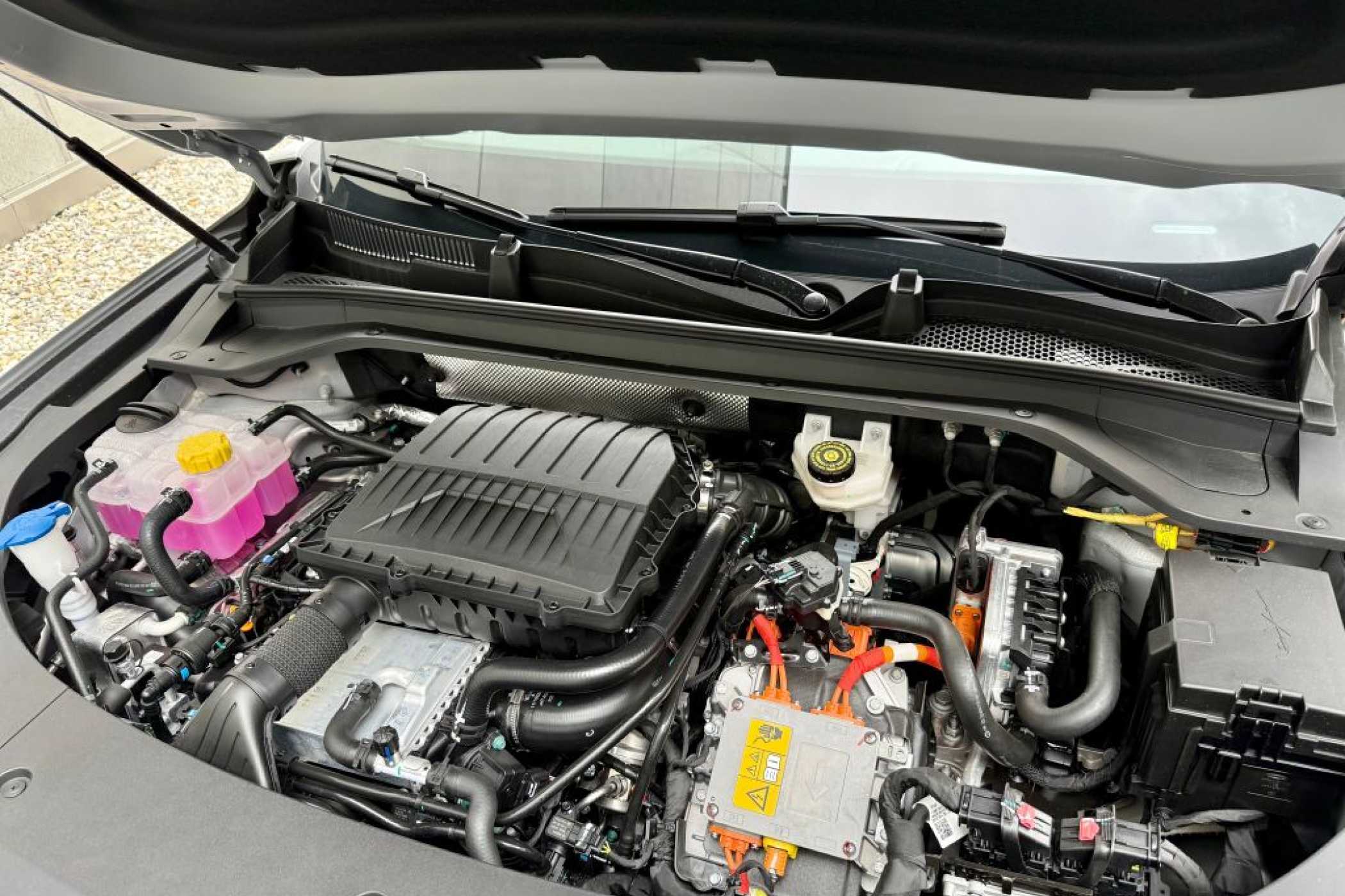 Kaputun altında: 1,5 litrelik dört silindirli motor ve bir elektrik motoru. İkincisi arka aksta. | Foto: G. Soller