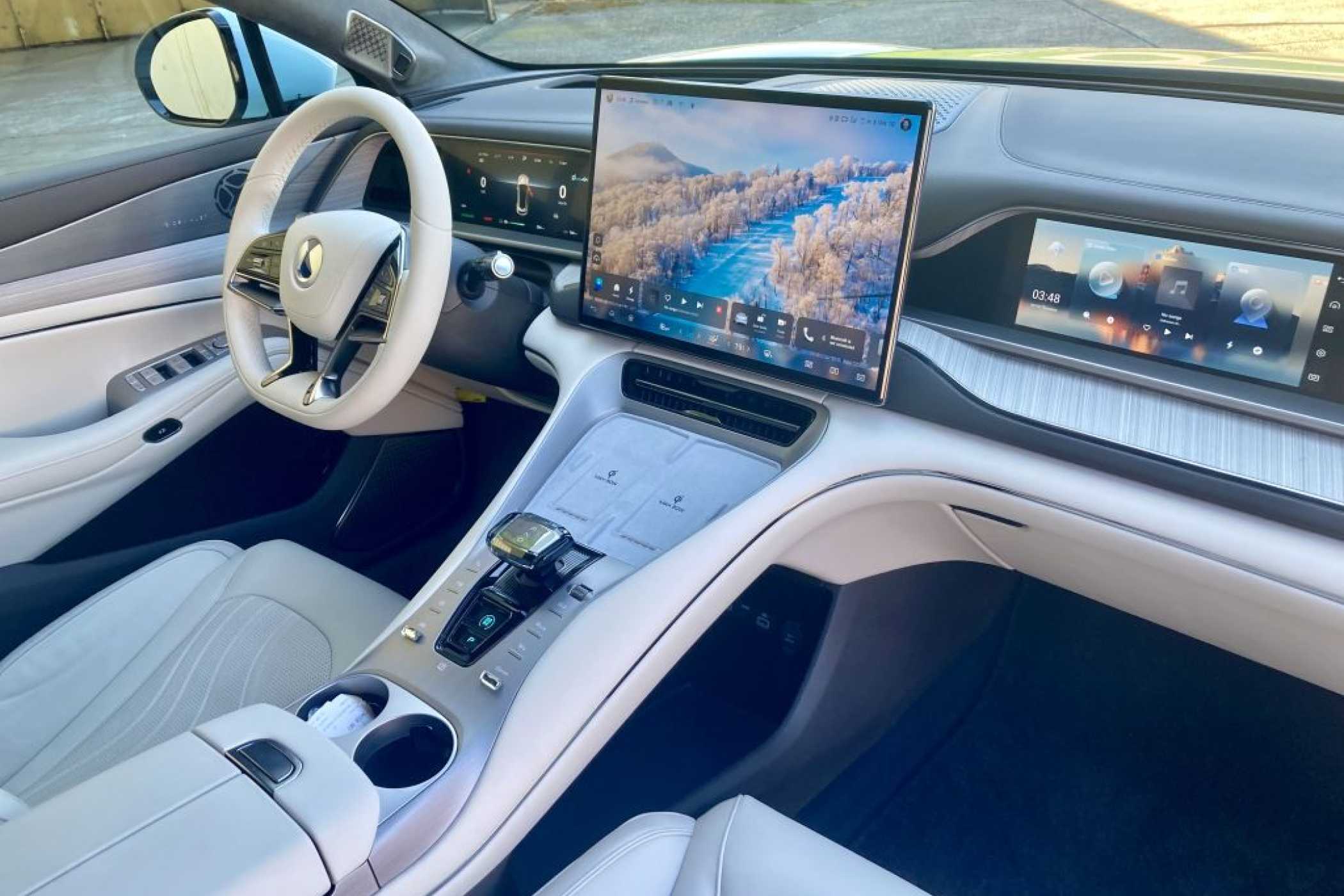 Elegantes Interieur mit drei Screens, aber aufgeräumten Infotainment. | Foto: G. Soller