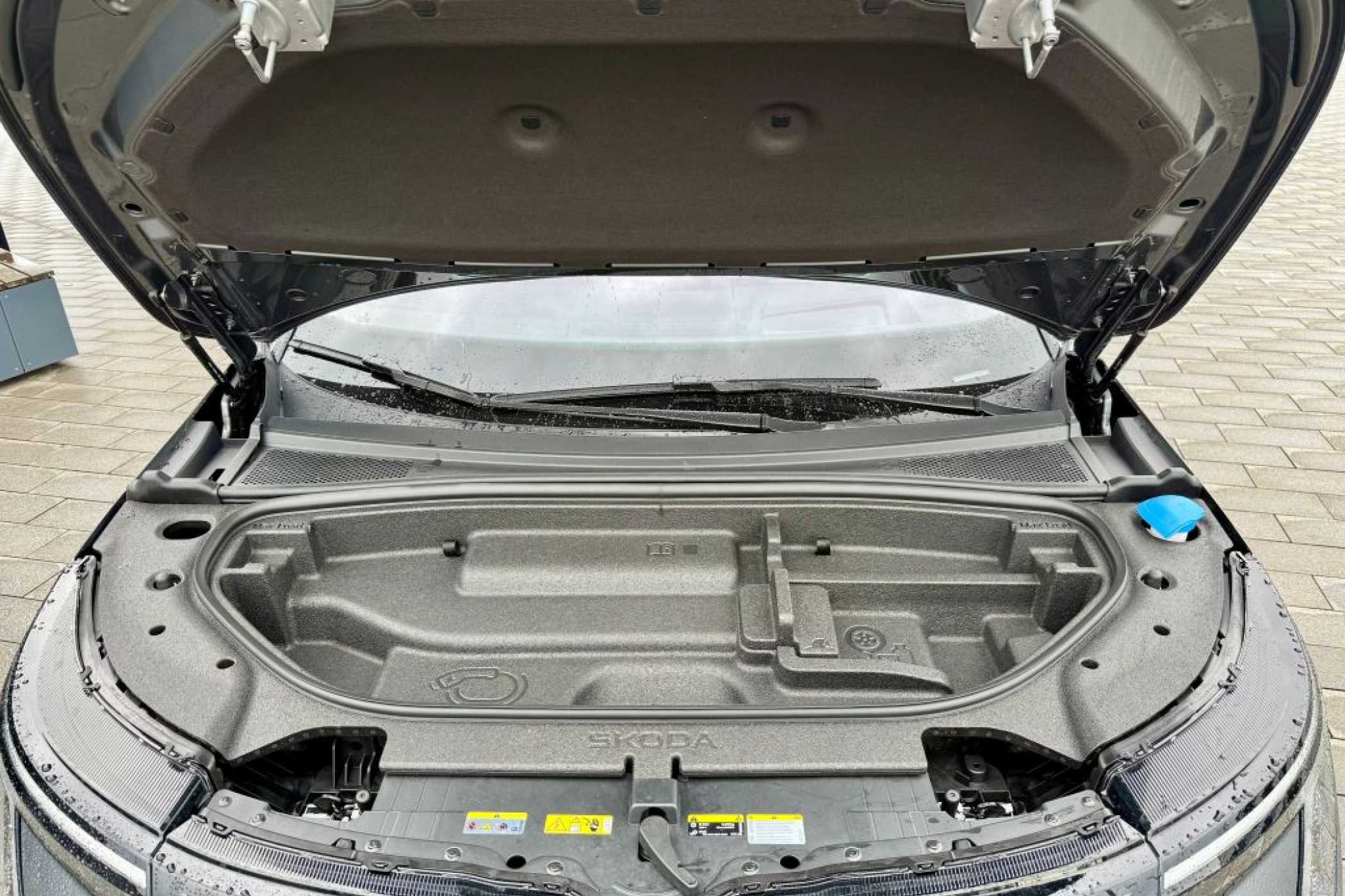 37-Liter-Frunk unter der Haube - der ging sich gerade noch aus. Allrad (mit Frontmotor) kostet hier Bauraum. | Foto: G. Soller