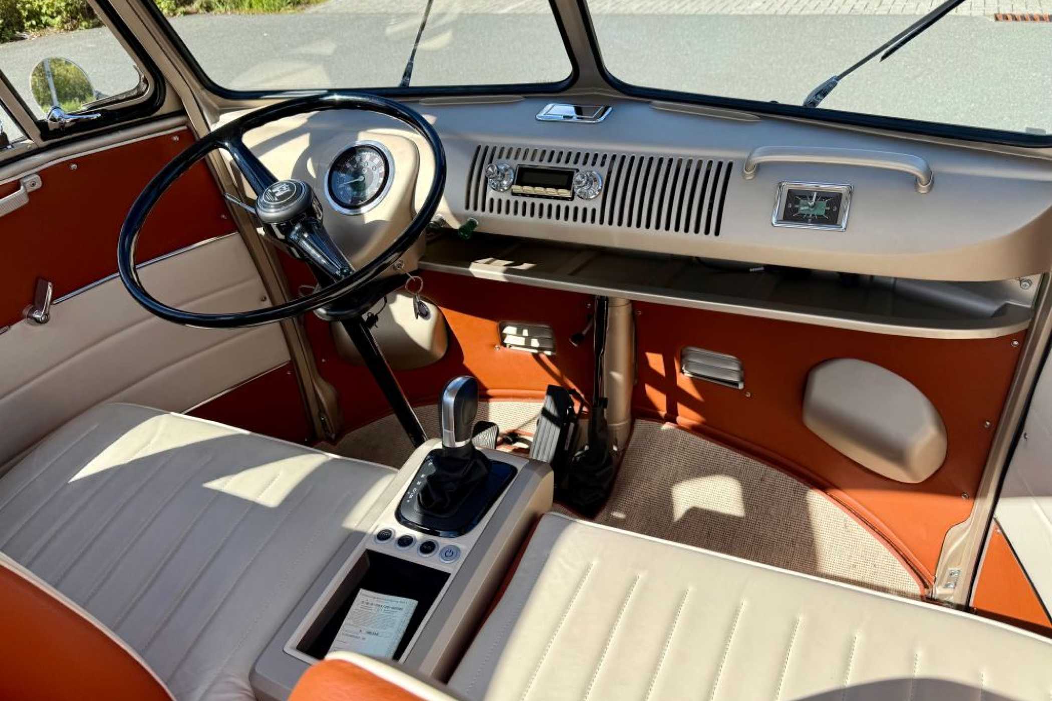 Hell und in zeitgenössischen Farben, aber mit neuen Bezügen: Das belederte Interieur. Statt Gangknüppel gibt es einen Fahrwählprügel. | Foto: G. Soller
