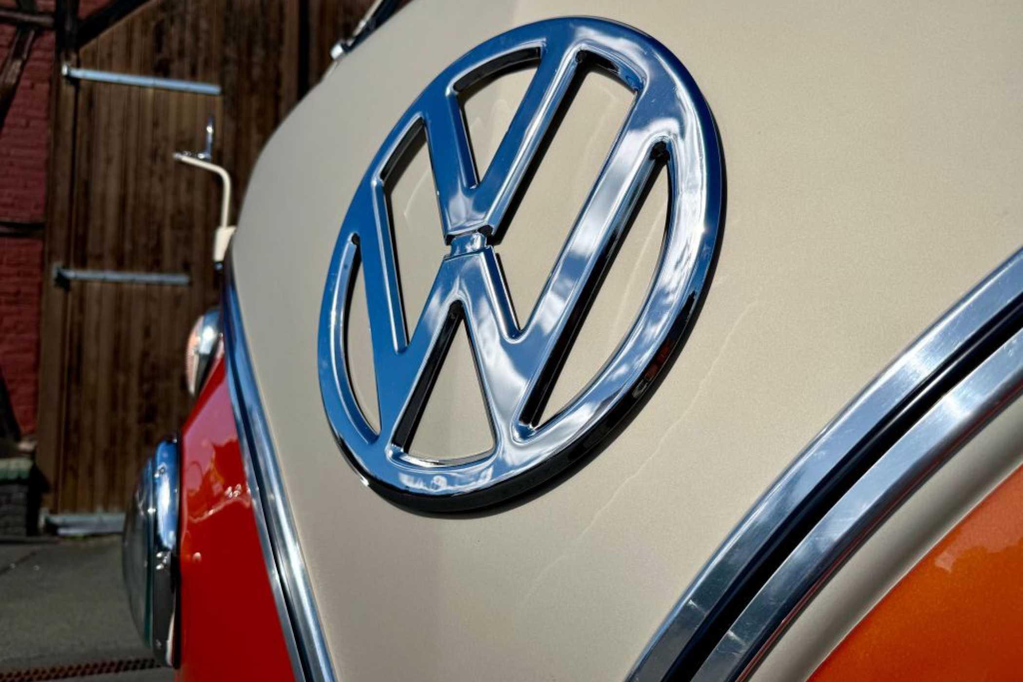 Groß und stolz: Das verchromte VW-Logo. | Foto: G. Soller