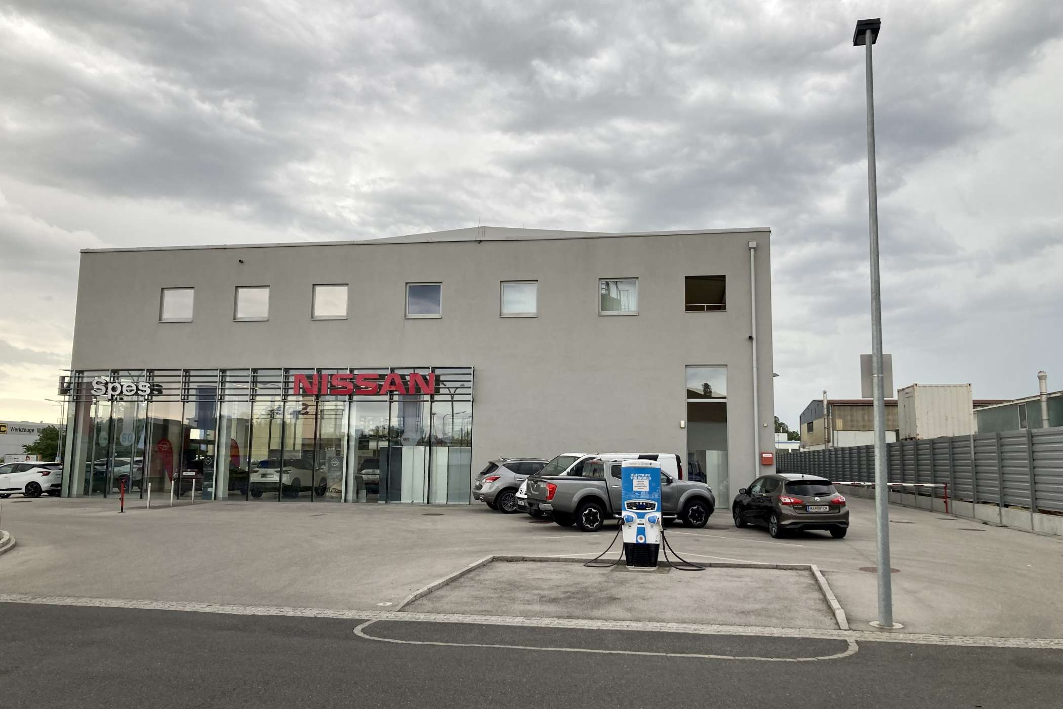 Auch er örtliche Nissan-Händler hat einen Ladepunkt installiert. | Foto: G. Soller