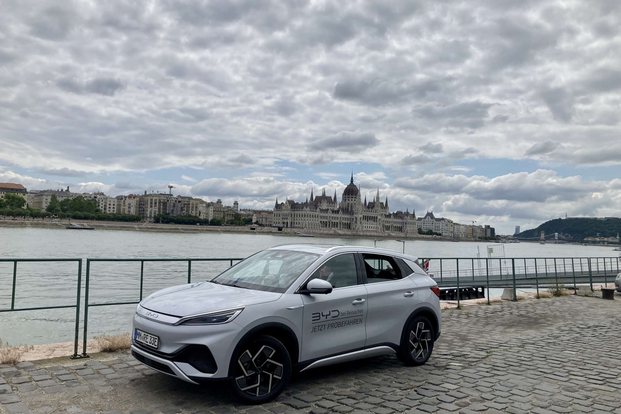 Dafür kann man den BYD Atto 3 fotowirksam am Donauufer abstellen. | Foto: G. Soller
