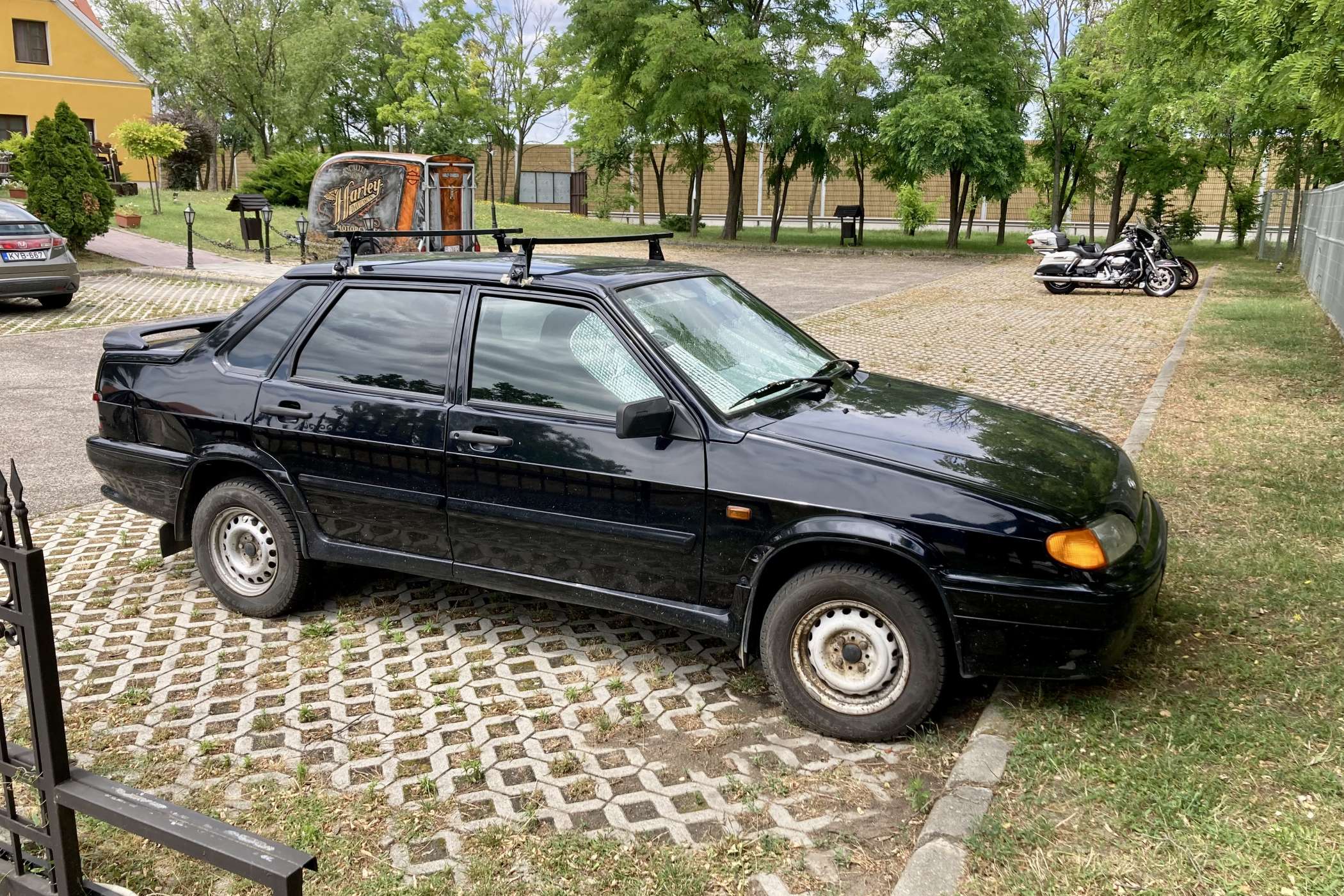 Die vergleichsweise Nähe der ukrainischen Grenze erkennt man an Autos wie diesem Lada Samara Stufenheck. | Foto: G. Soller