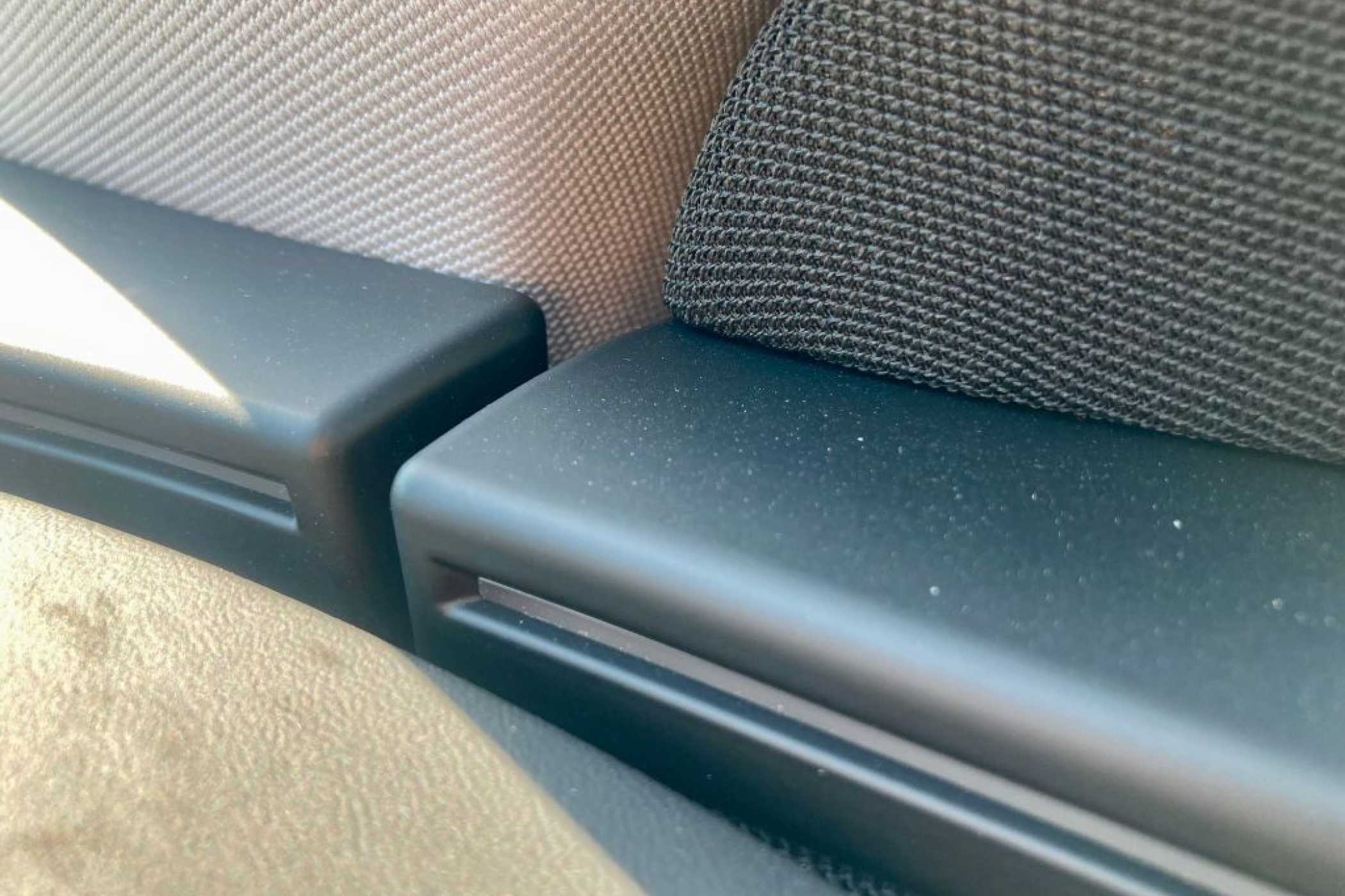 Passt beim Testwagen überall: Der Fugenverlauf. Hier das kritische Eck Tür-Armaturentafel. | Foto: G. Soller