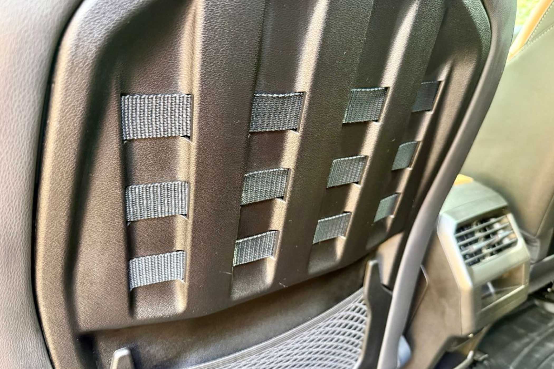 Praktisch: Das "Einhängenetz" an den Rückseiten der Vordersitzlehnen. | Foto: G. Soller