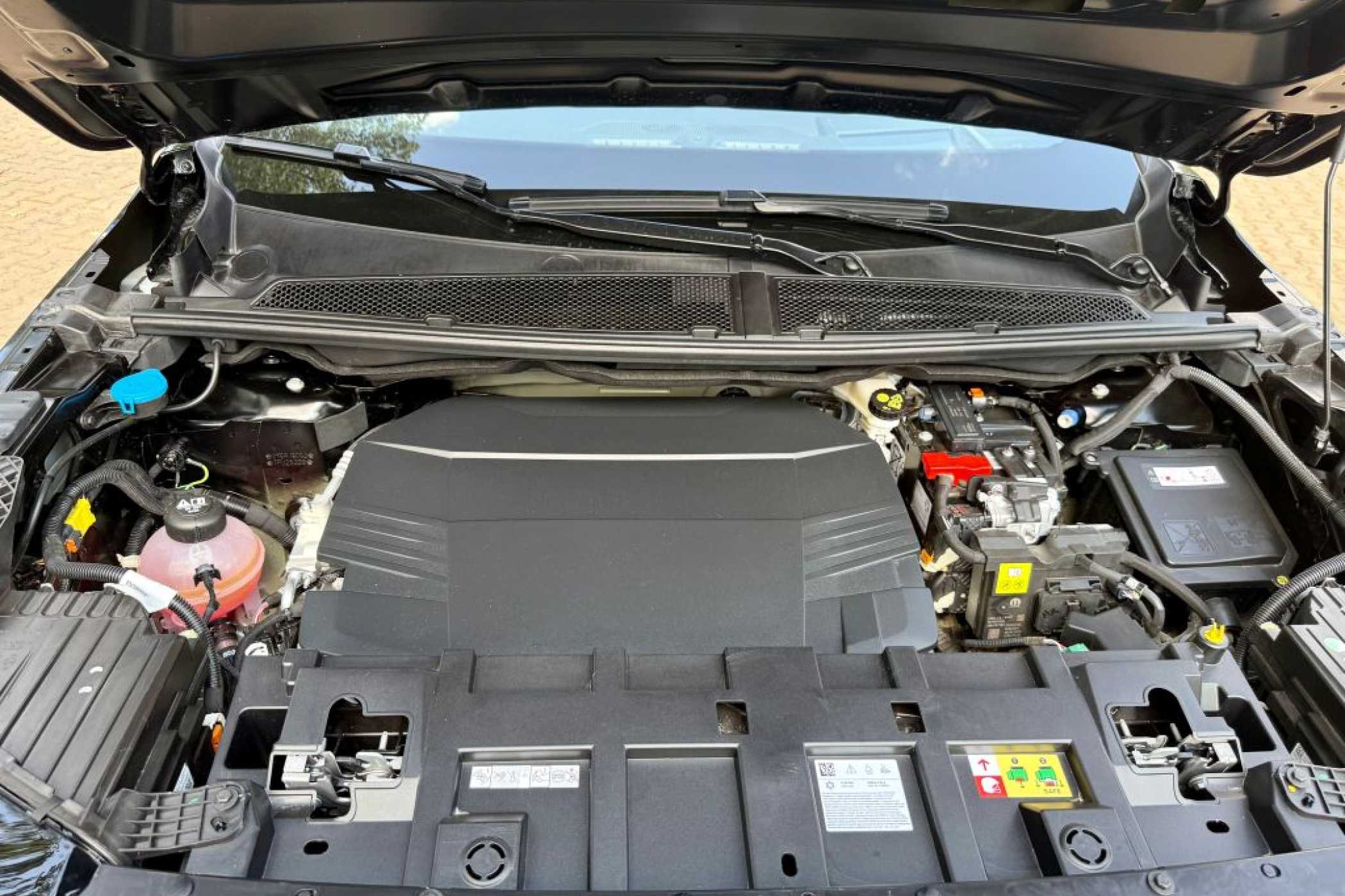Unter der Haube leider kein Platz für einen Frunk. Hier sitzen E-Maschine und Klimaanlage. | Foto: G. Soller