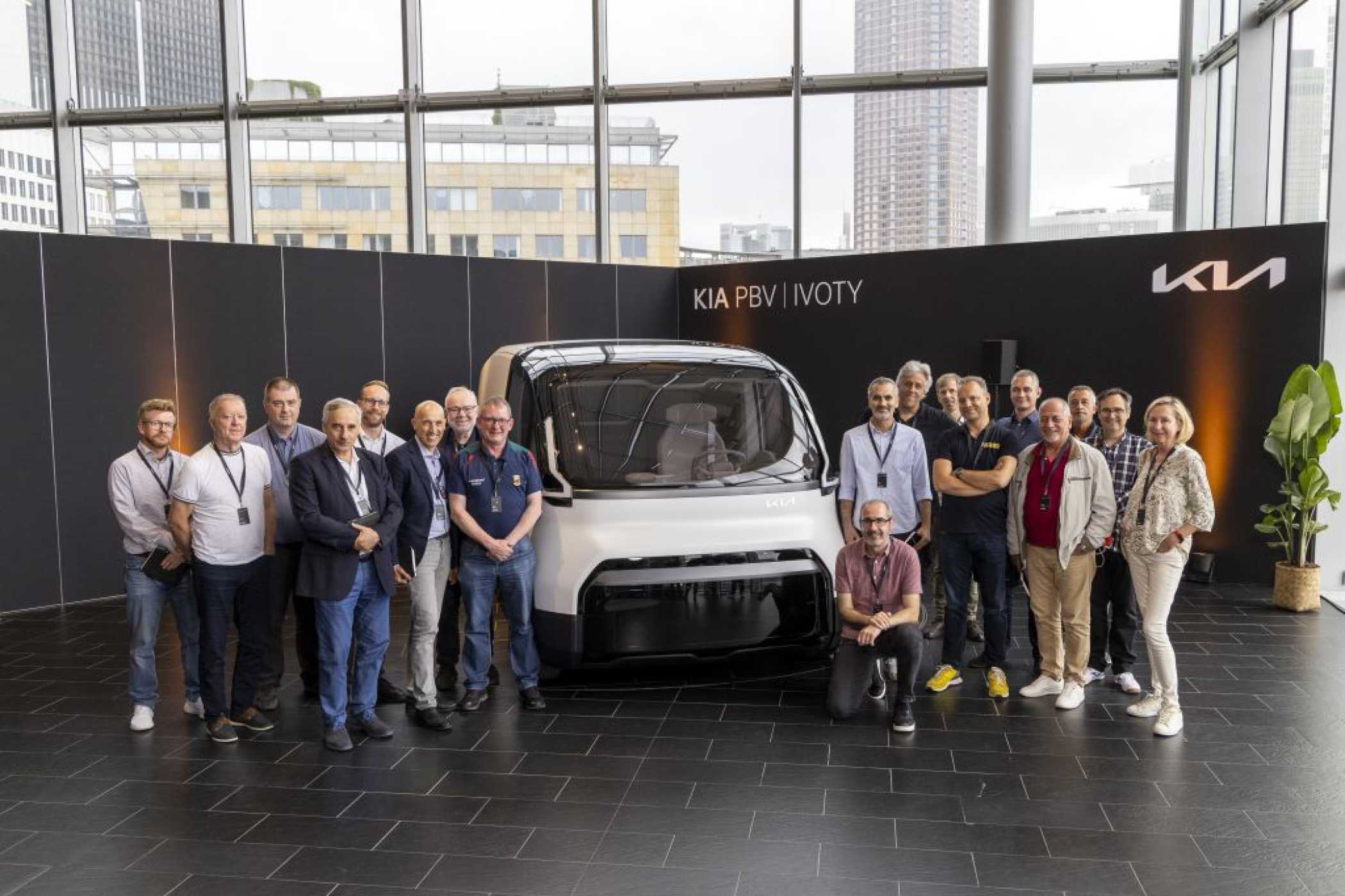Umringt: Die Juroren waren vom Mut der Kia-Designer beeindruckt. | Foto: Kia