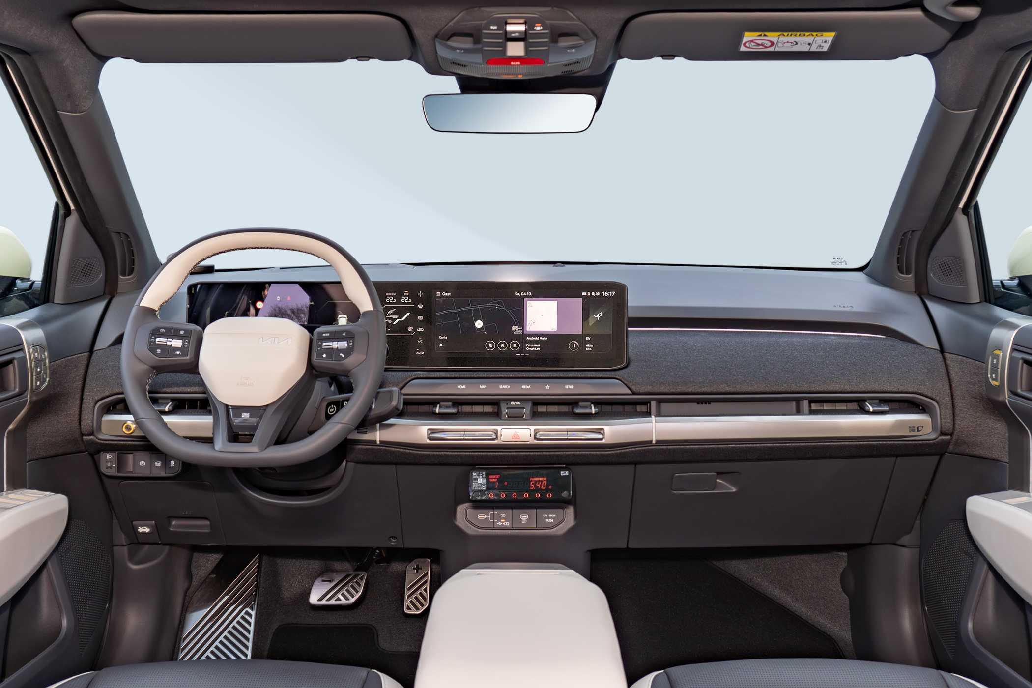 Kia has found a good middle ground in its controls between a touchscreen and physical knobs.| Photo: Intax