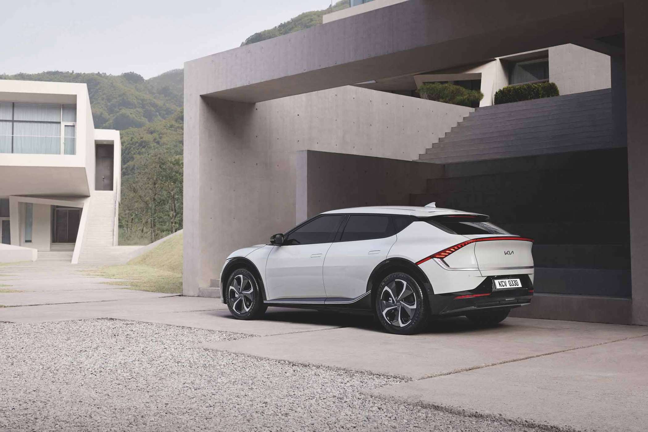 Auffälliges Heckdesign mit Leuchtenband. | Foto: Kia