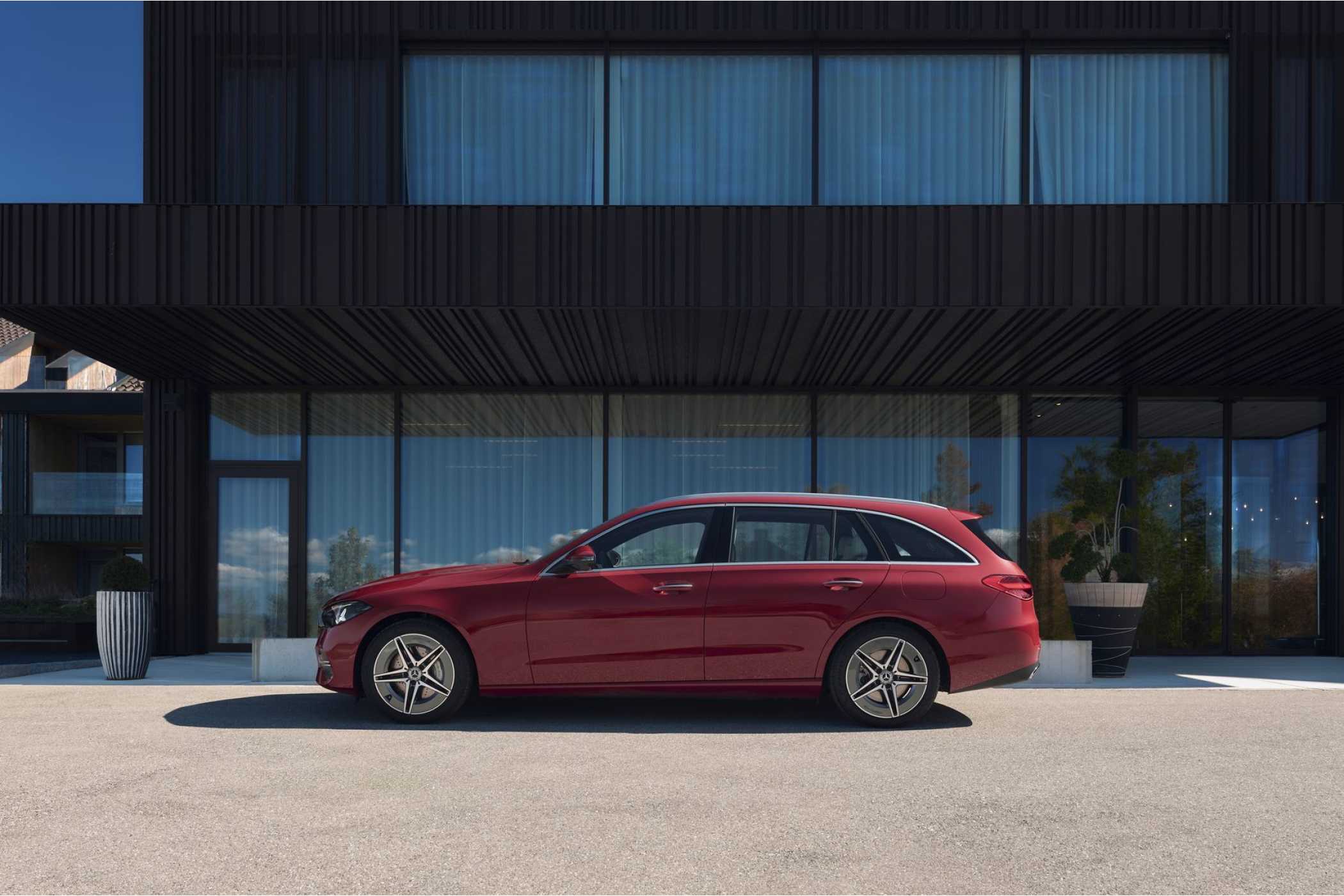 At just under 4.77 meters, the C-Class T-Model is just over 20 centimeters longer than the first generation of the C-Class.| Photo: Mercedes-Benz