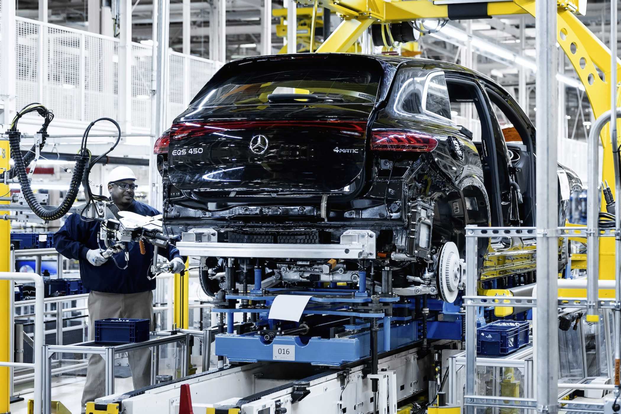 Bei Mercedes-Benz kam erschwerend hinzu, dass sich vor allem die EQ-Limousinen sehr schlecht verkaufen. (Foto: Mercedes-Benz)